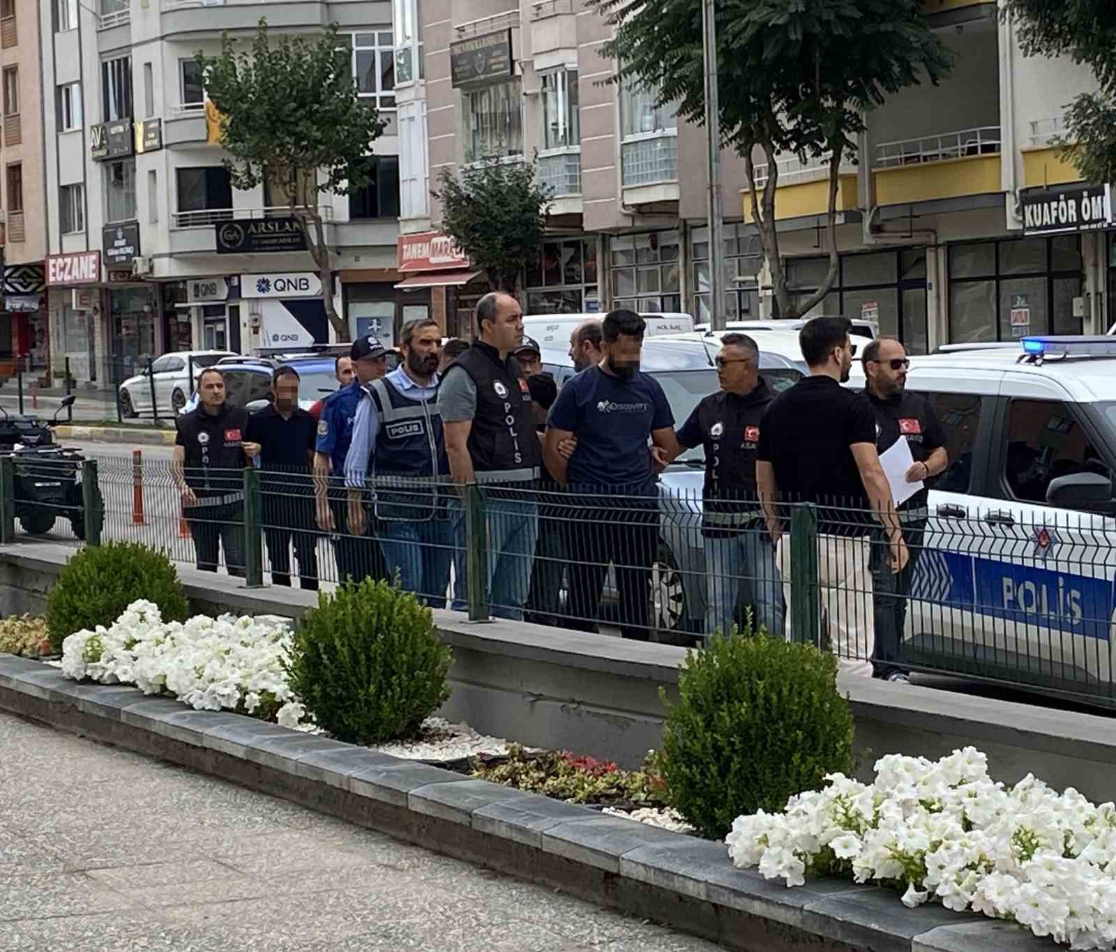 basiniz-belada-diyerek-vatandaslari-agina-dusurduler-15-milyon-liralik-vurgun-yaptilar