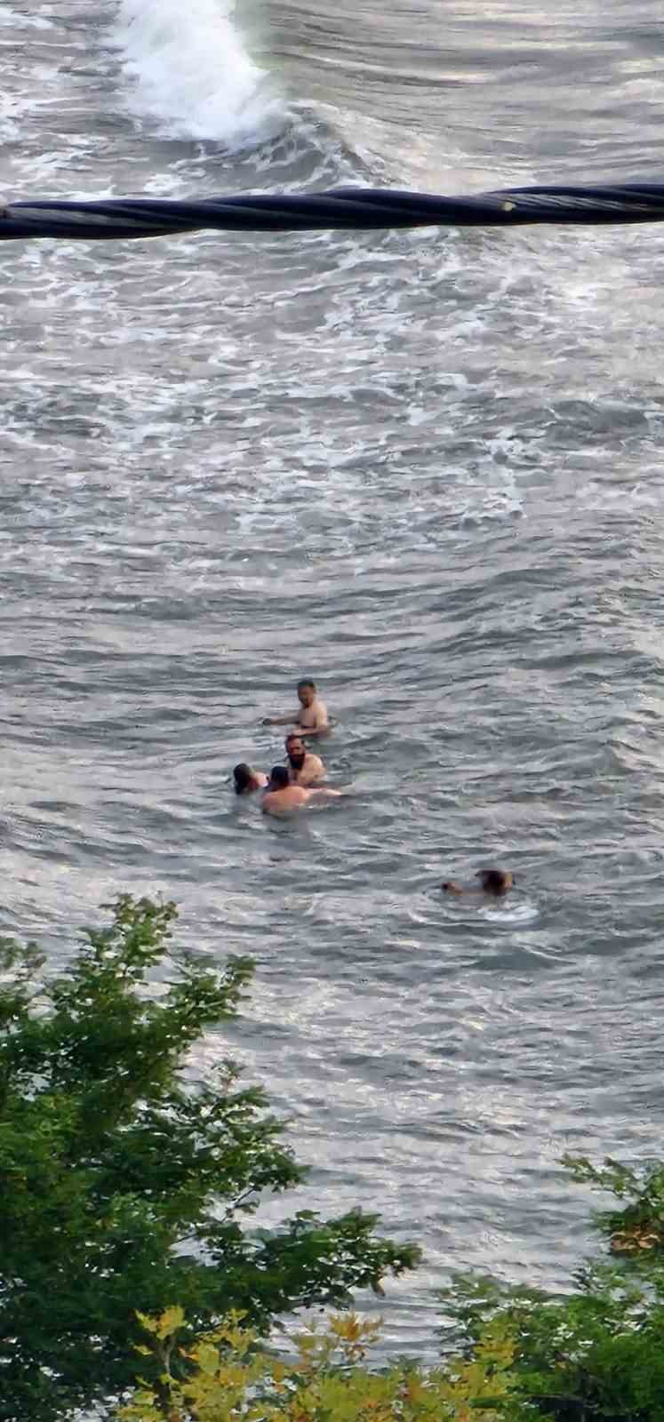 bogulma-tehlikesi-geciren-3-kadini-vatandaslar-kurtardi