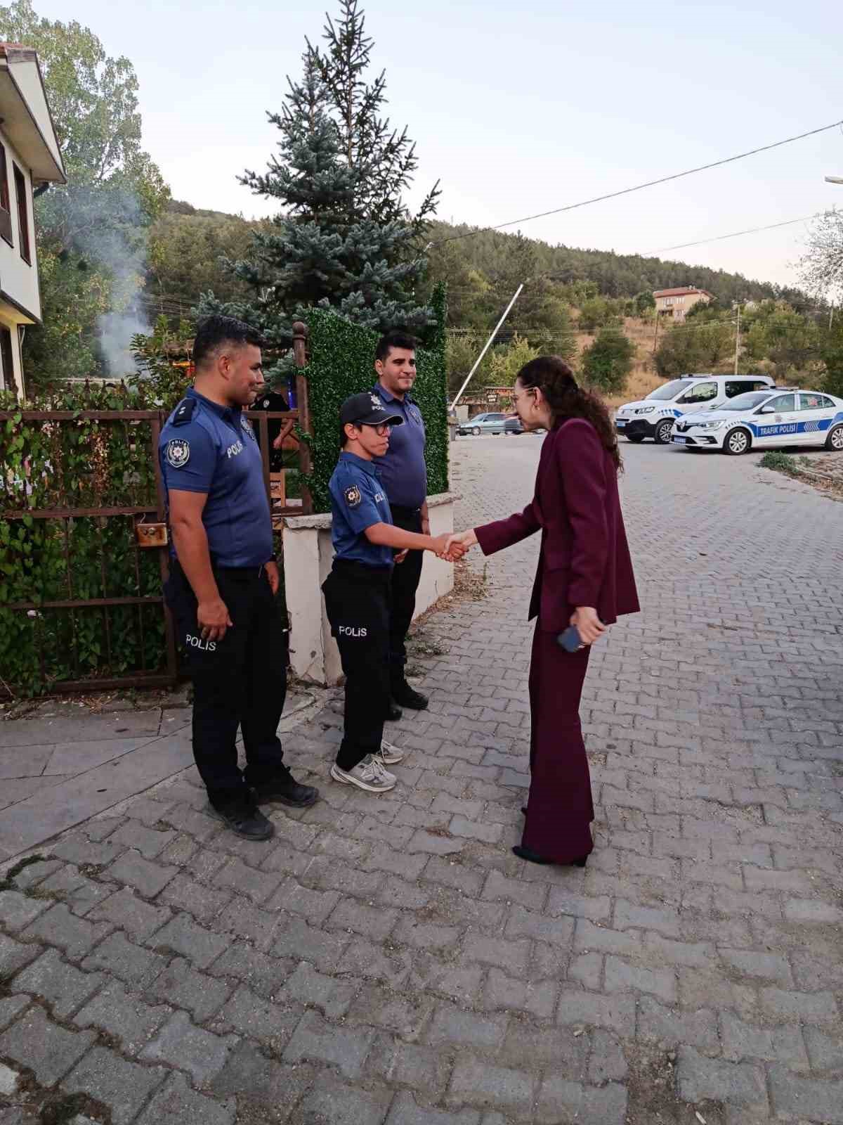 boluda-14-yasindaki-efenin-polis-olma-hayali-gercek-oldu