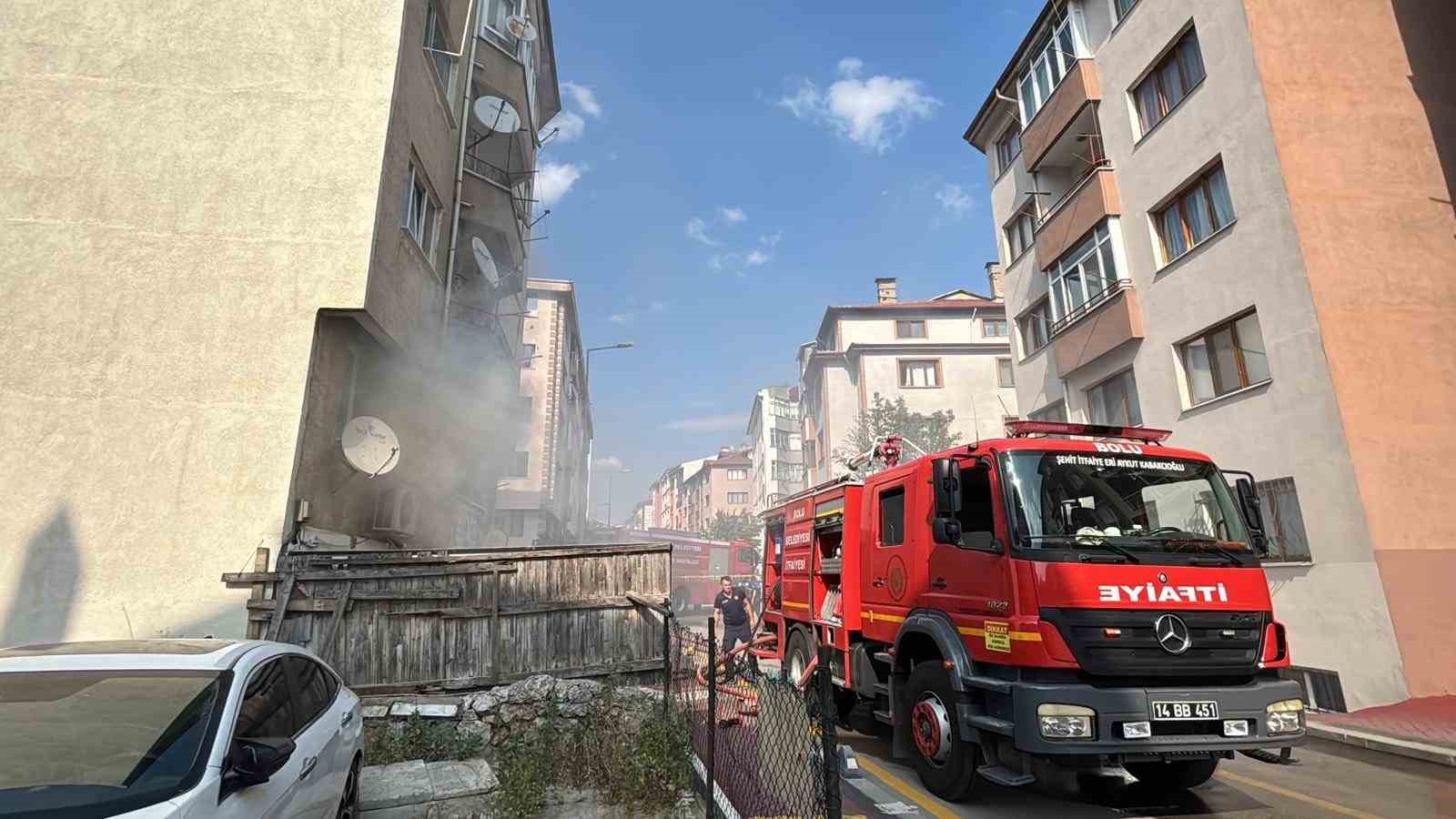 boluda-5-katli-apartmanda-yangin-cikti-1i-cocuk-2-kisi-dumanlar-arasindan-kurtarildi
