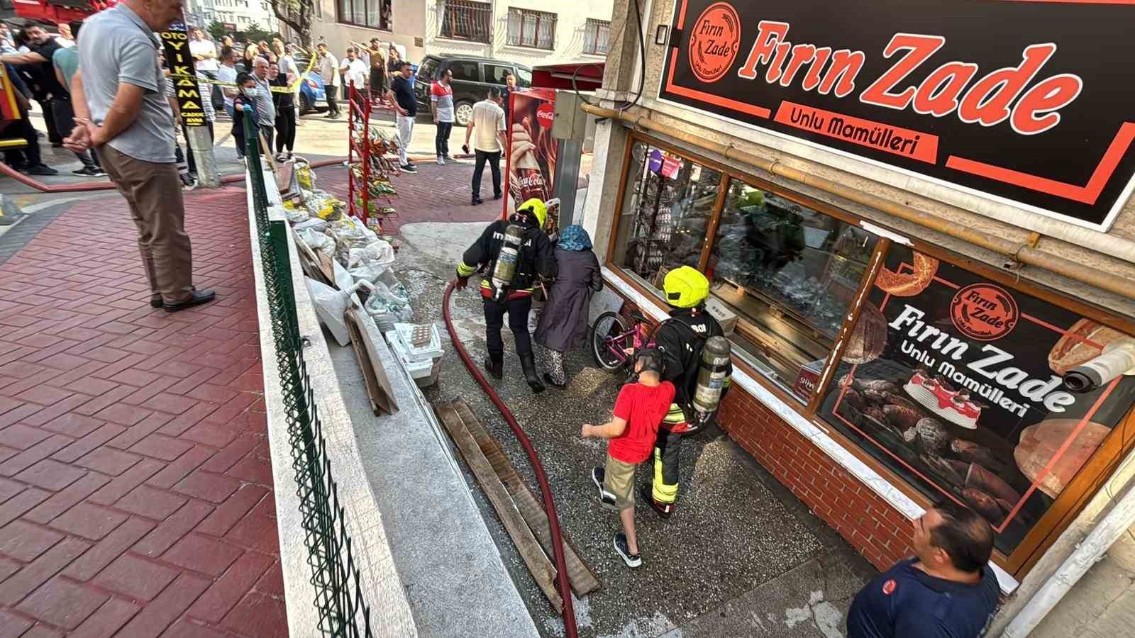 boluda-5-katli-apartmanda-yangin-cikti-1i-cocuk-2-kisi-dumanlar-arasindan-kurtarildi