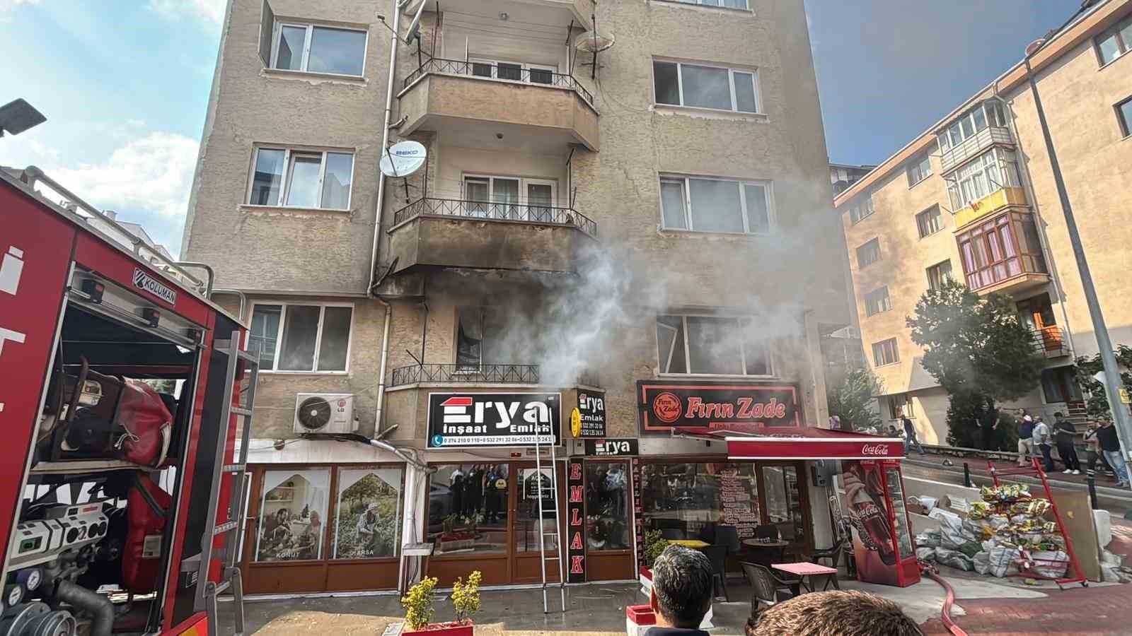 boluda-5-katli-apartmanda-yangin-cikti-1i-cocuk-2-kisi-dumanlar-arasindan-kurtarildi