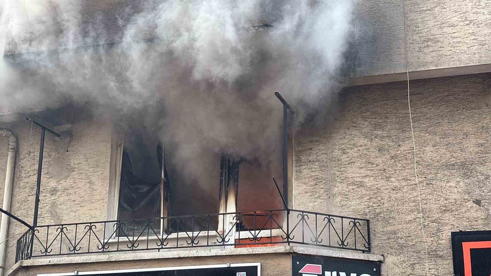 boluda-5-katli-apartmanda-yangin-cikti-1i-cocuk-2-kisi-dumanlar-arasindan-kurtarildi