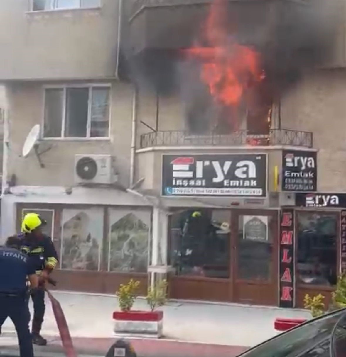 boluda-5-katli-apartmanda-yangin-cikti-1i-cocuk-2-kisi-dumanlar-arasindan-kurtarildi