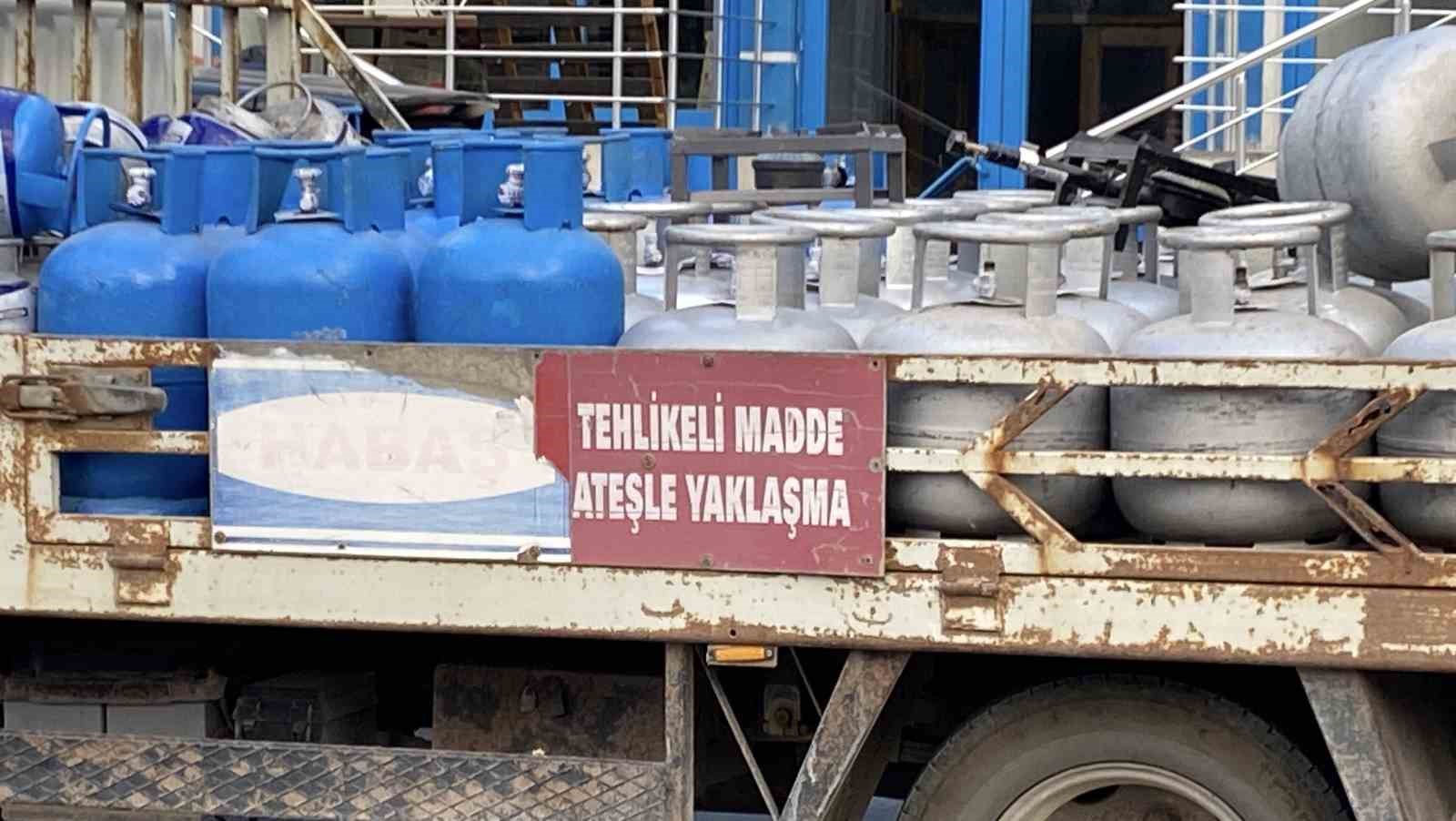 boluda-facianin-esiginden-donuldu-tup-yuklu-kamyon-kazaya-karisti
