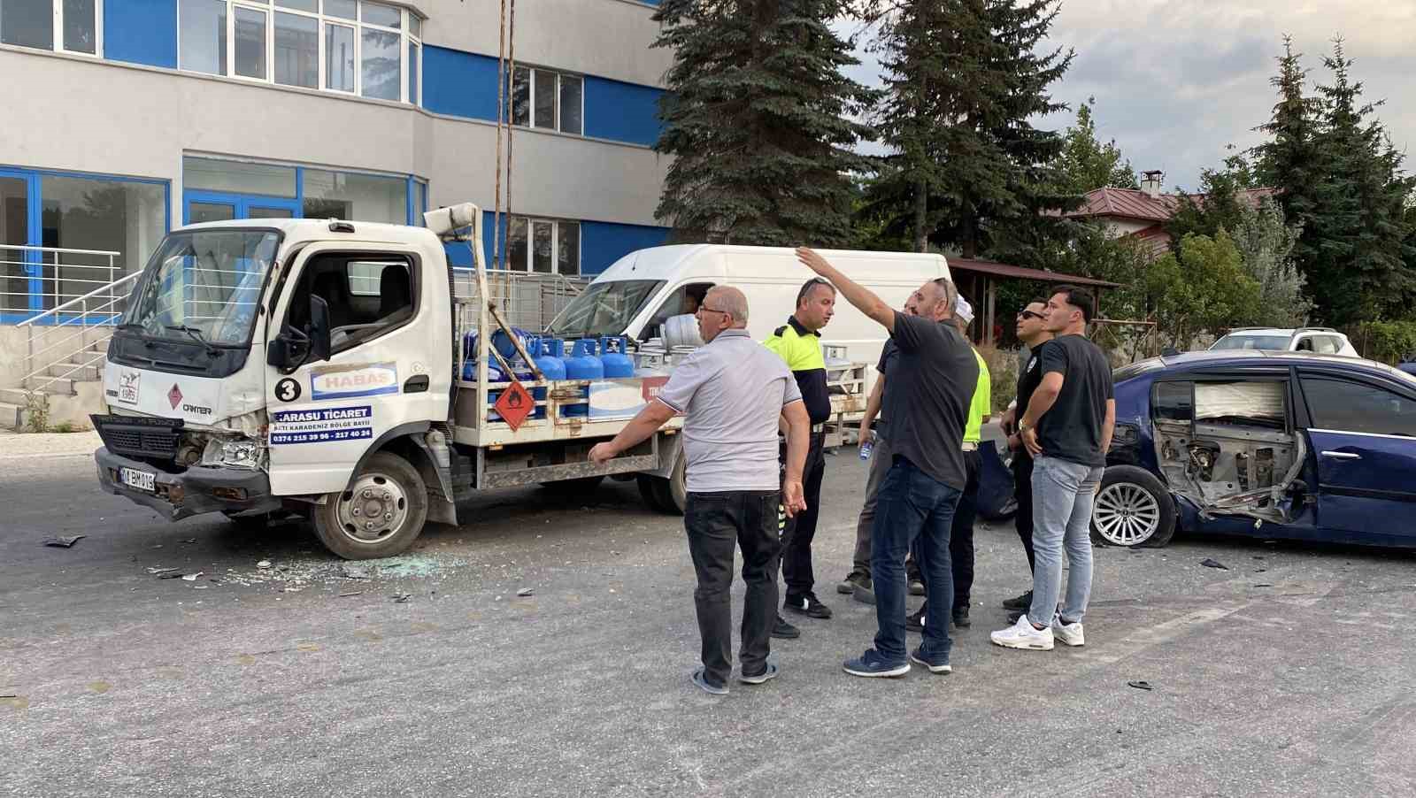 boluda-facianin-esiginden-donuldu-tup-yuklu-kamyon-kazaya-karisti