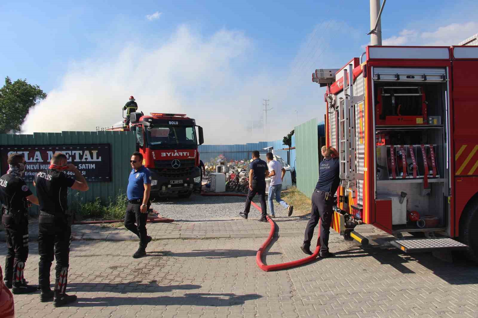 boluda-hurda-deposunda-yangin-dumanlar-gokyuzunu-kapladi