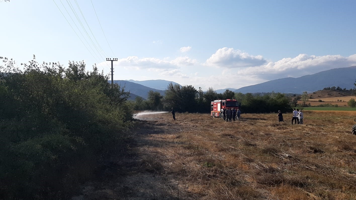 boluda-otluk-alandaki-yangin-buyumeden-sonduruldu-su-siseleriyle-mudahale-ettiler