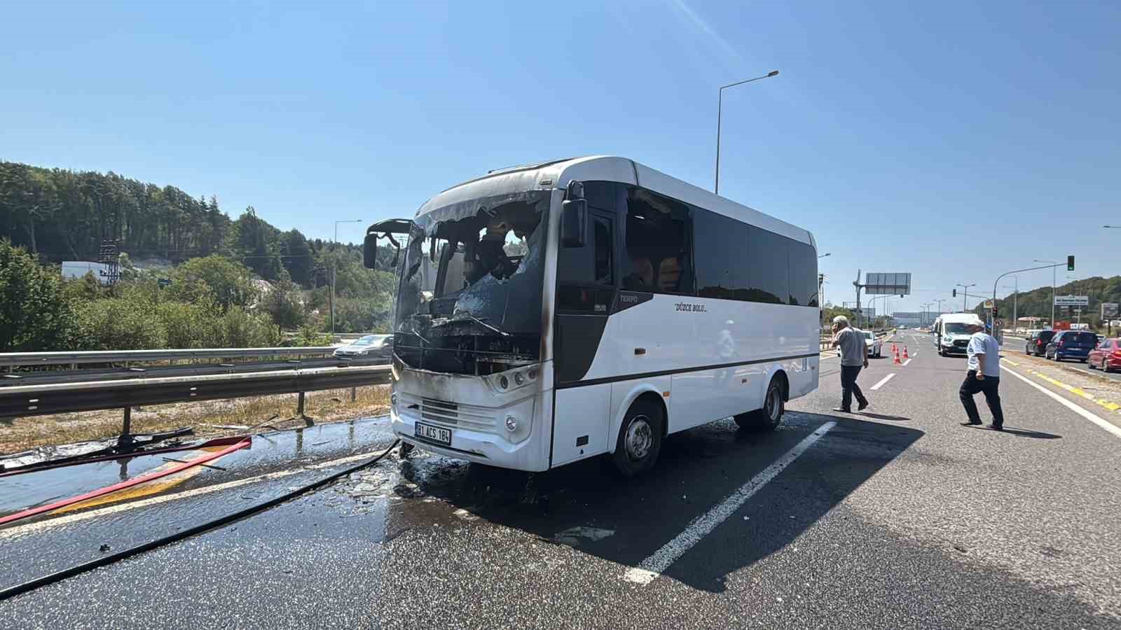 boluda-seyir-halindeki-midibus-alev-alev-yandi