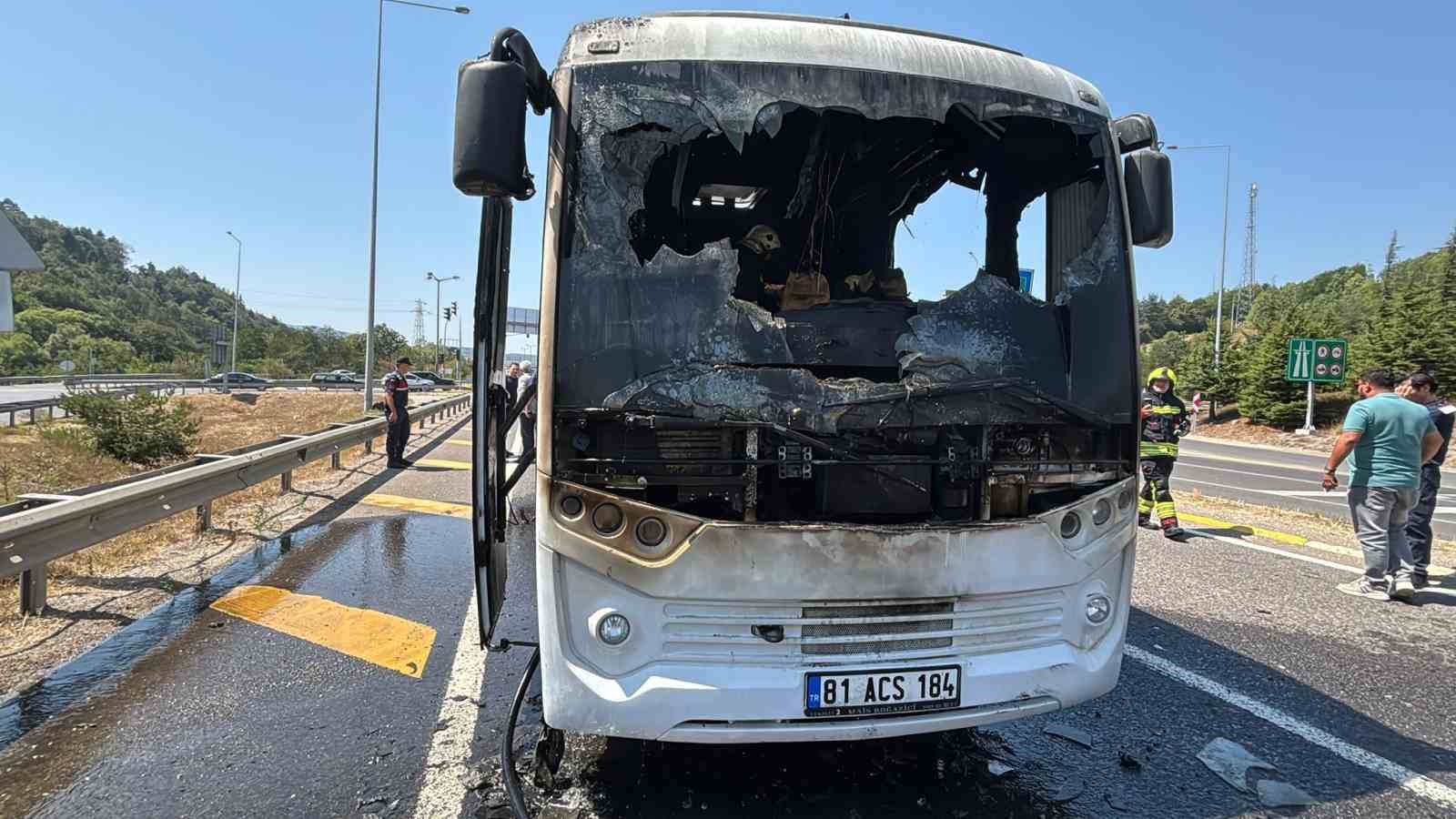 boluda-seyir-halindeki-midibus-alev-alev-yandi