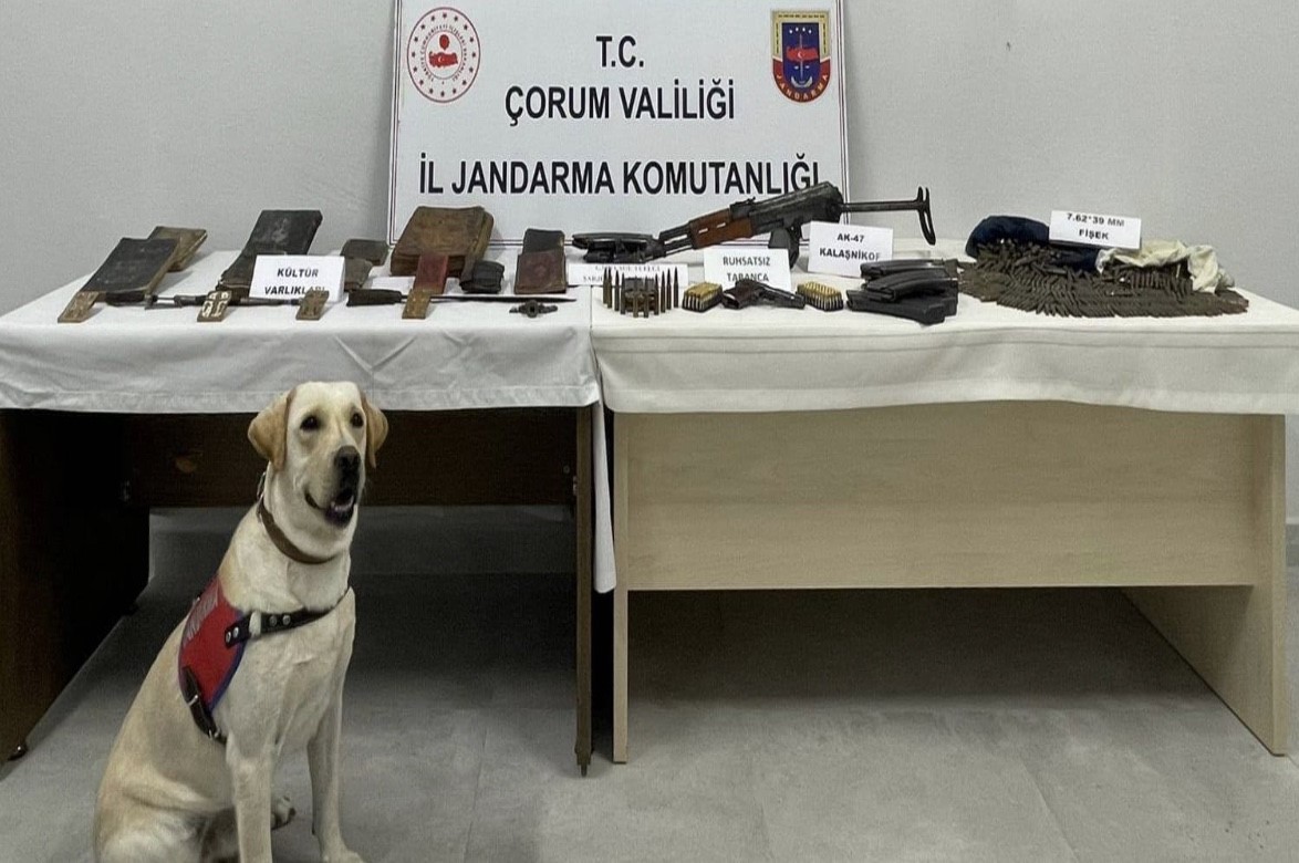 corumda-10-adet-el-yazmasi-kuran-i-kerim-ele-gecirildi