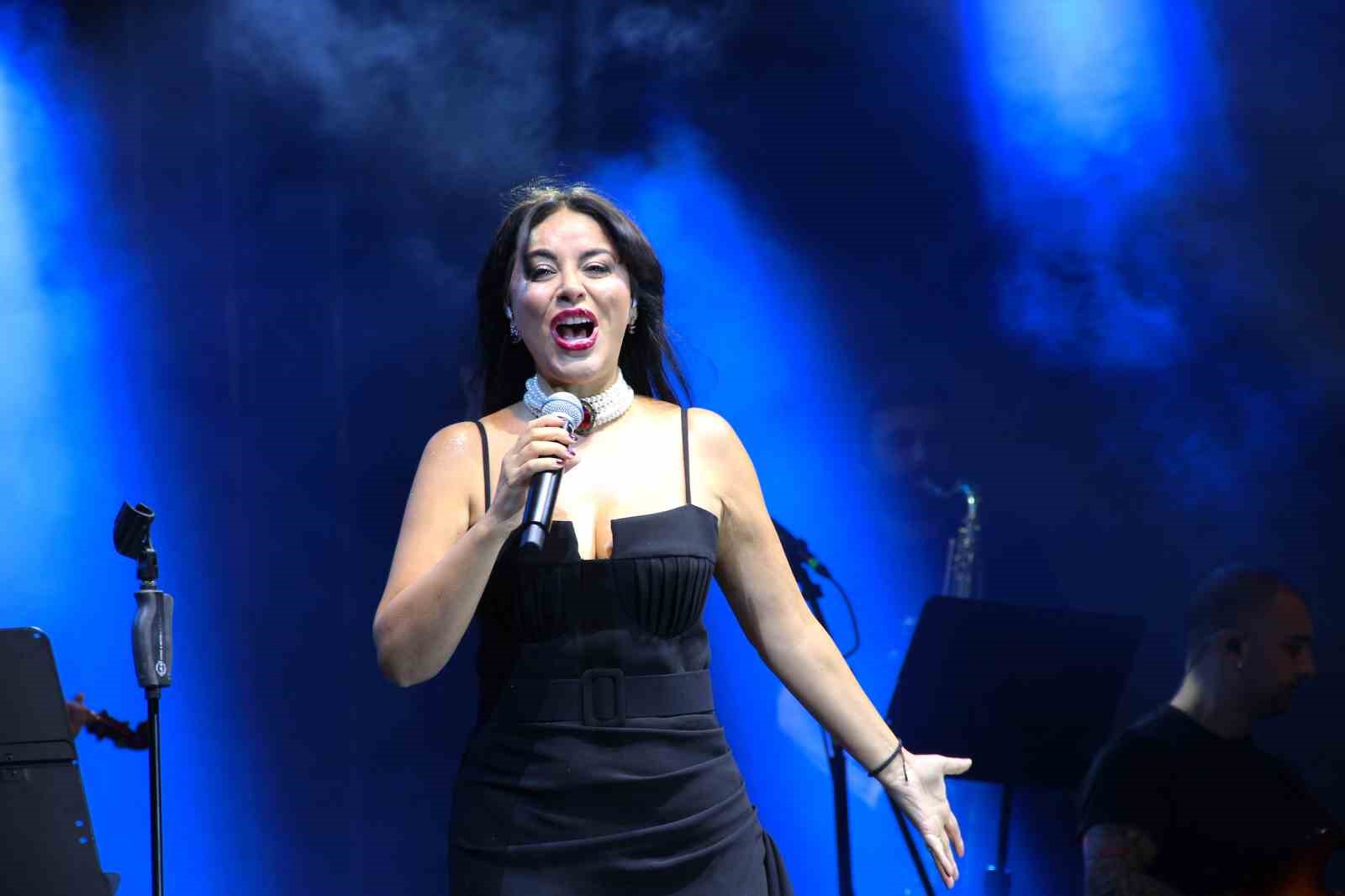 corumda-haluk-levent-ve-zara-ruzgari-esti