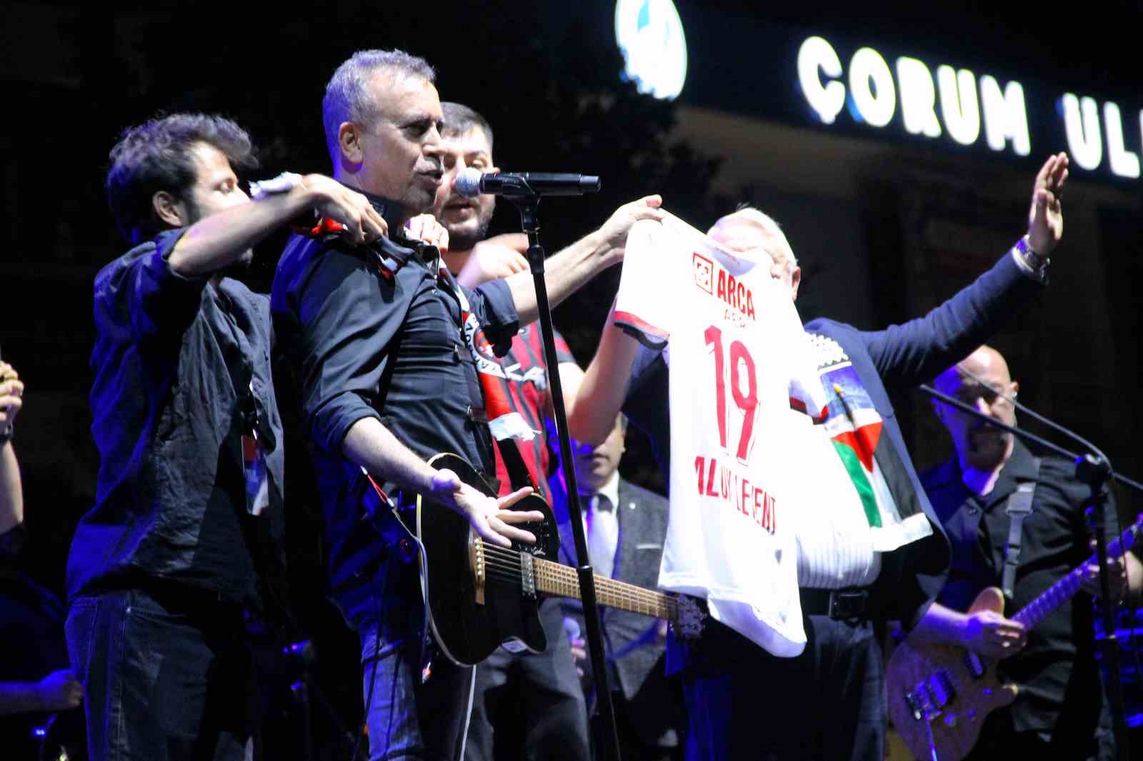 corumda-haluk-levent-ve-zara-ruzgari-esti