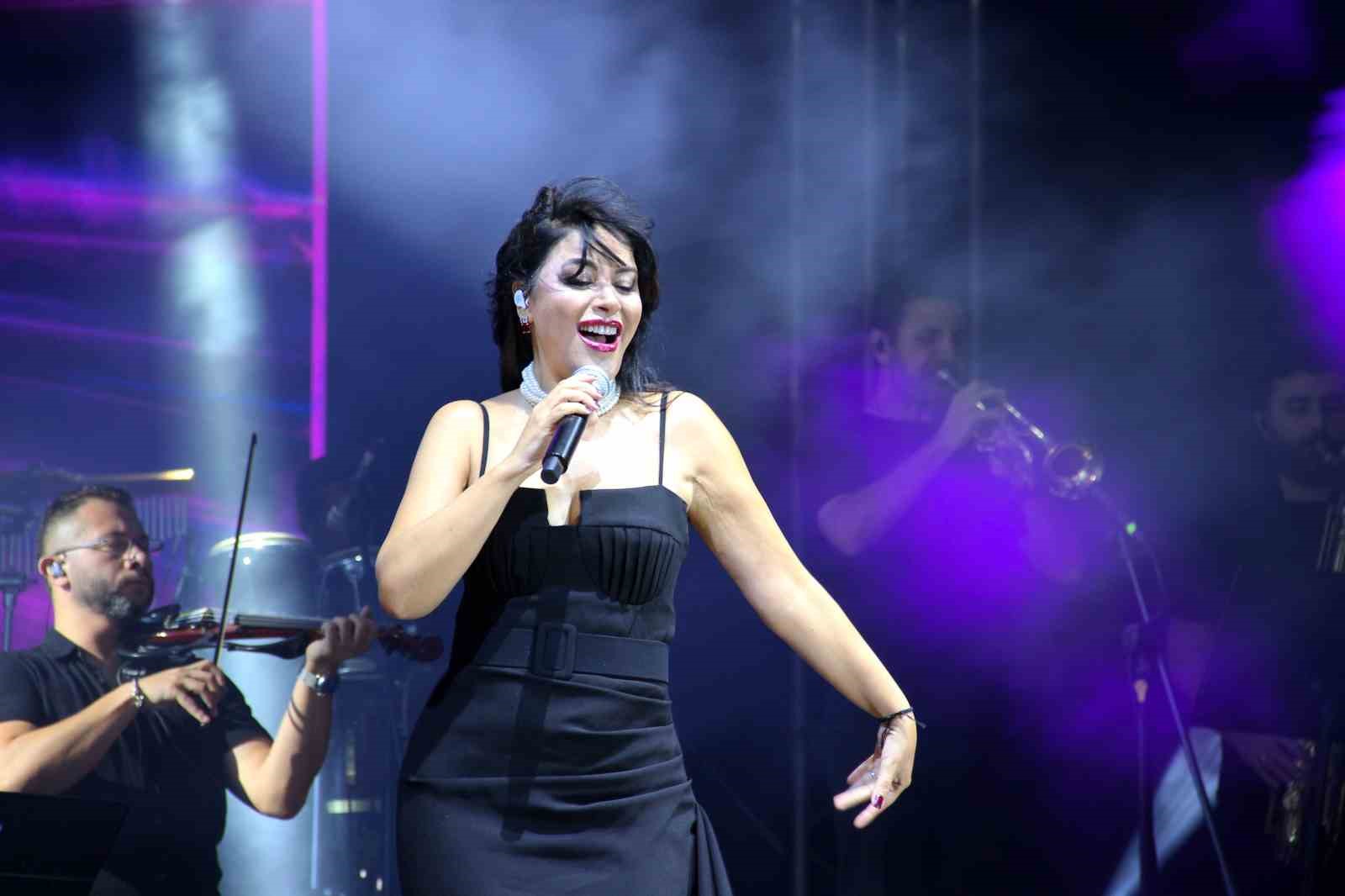 corumda-haluk-levent-ve-zara-ruzgari-esti