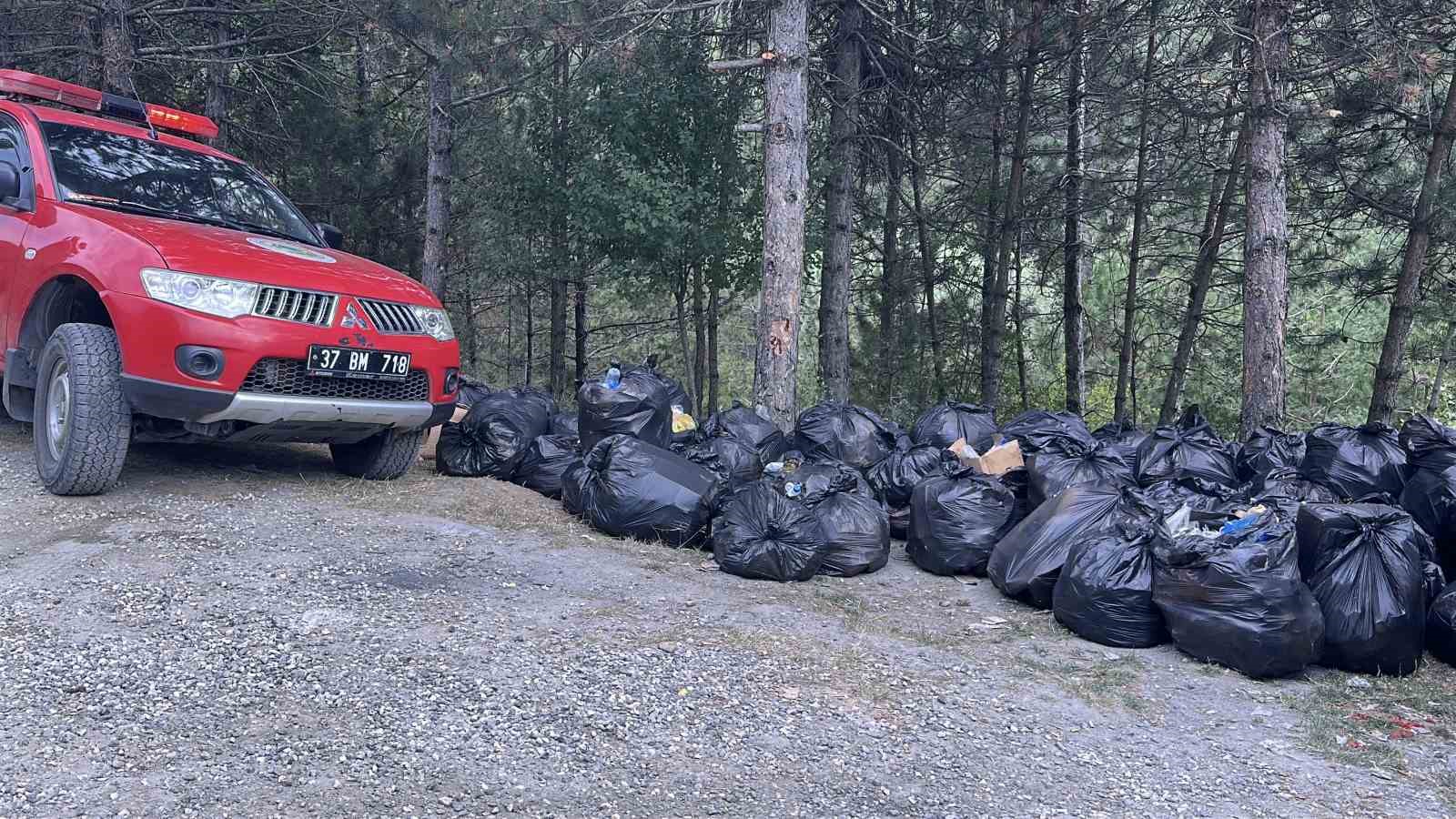 d100-karayolunun-yanindaki-ormandan-200-torba-cop-cikti