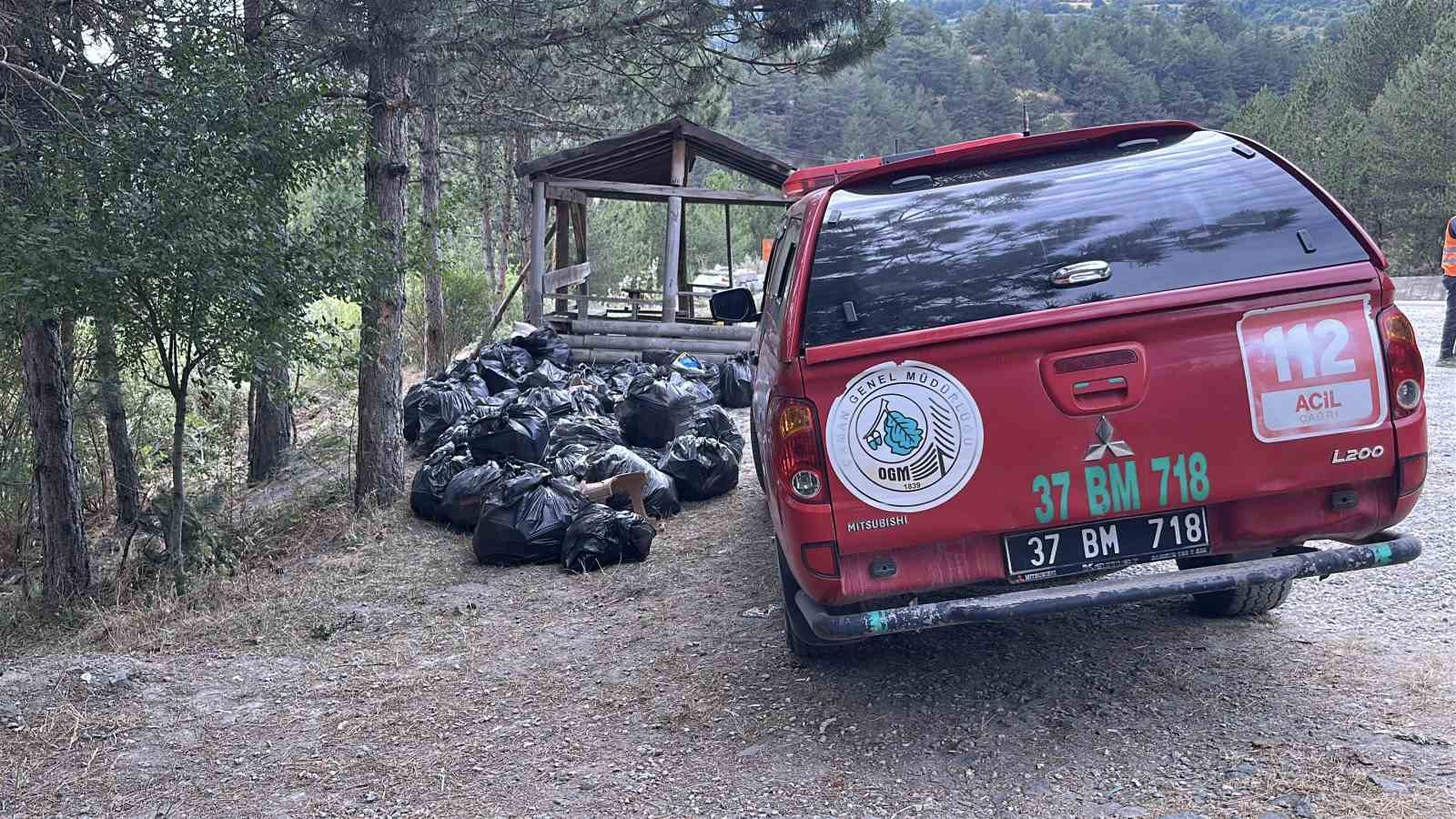 d100-karayolunun-yanindaki-ormandan-200-torba-cop-cikti
