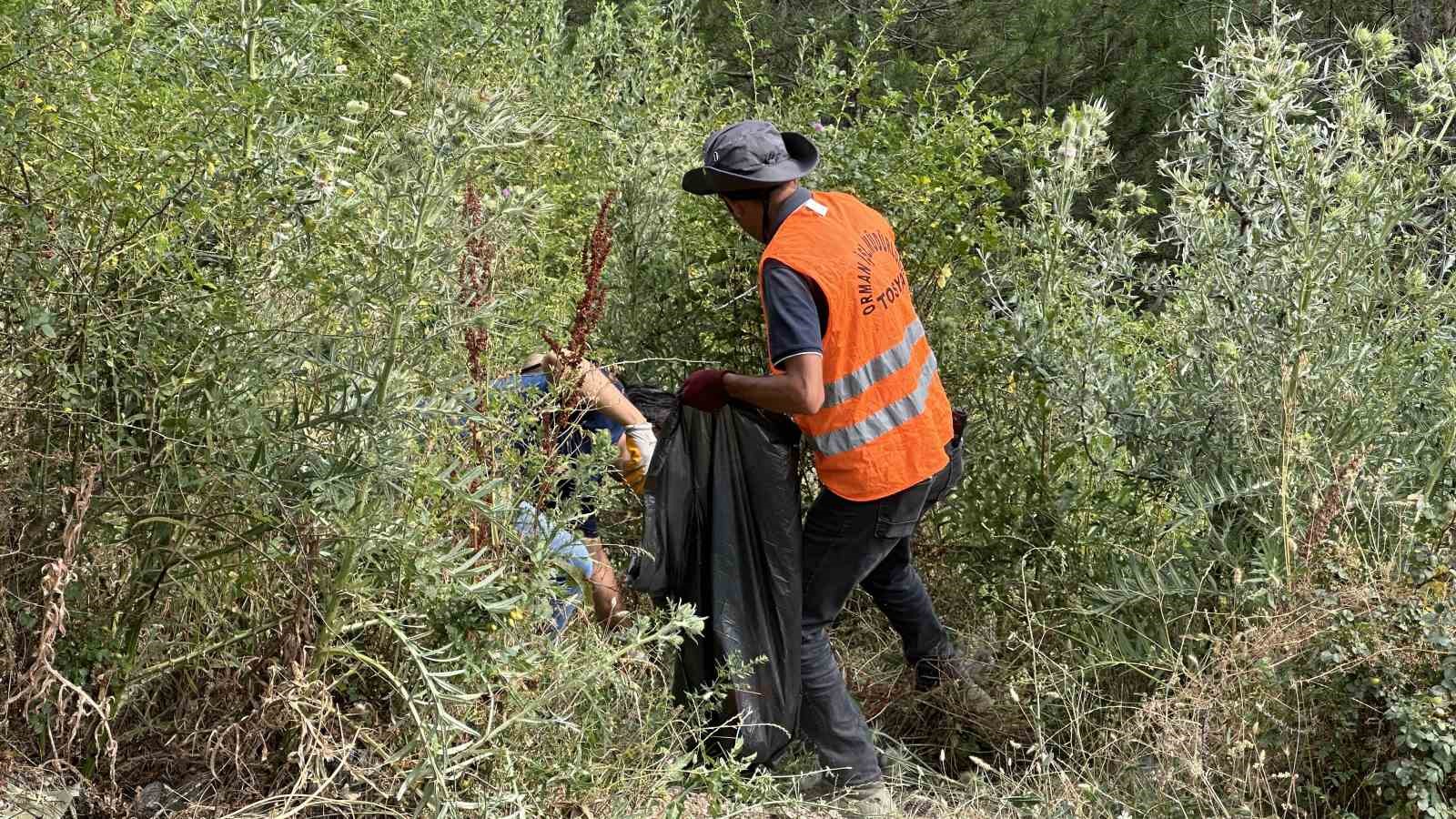 d100-karayolunun-yanindaki-ormandan-200-torba-cop-cikti