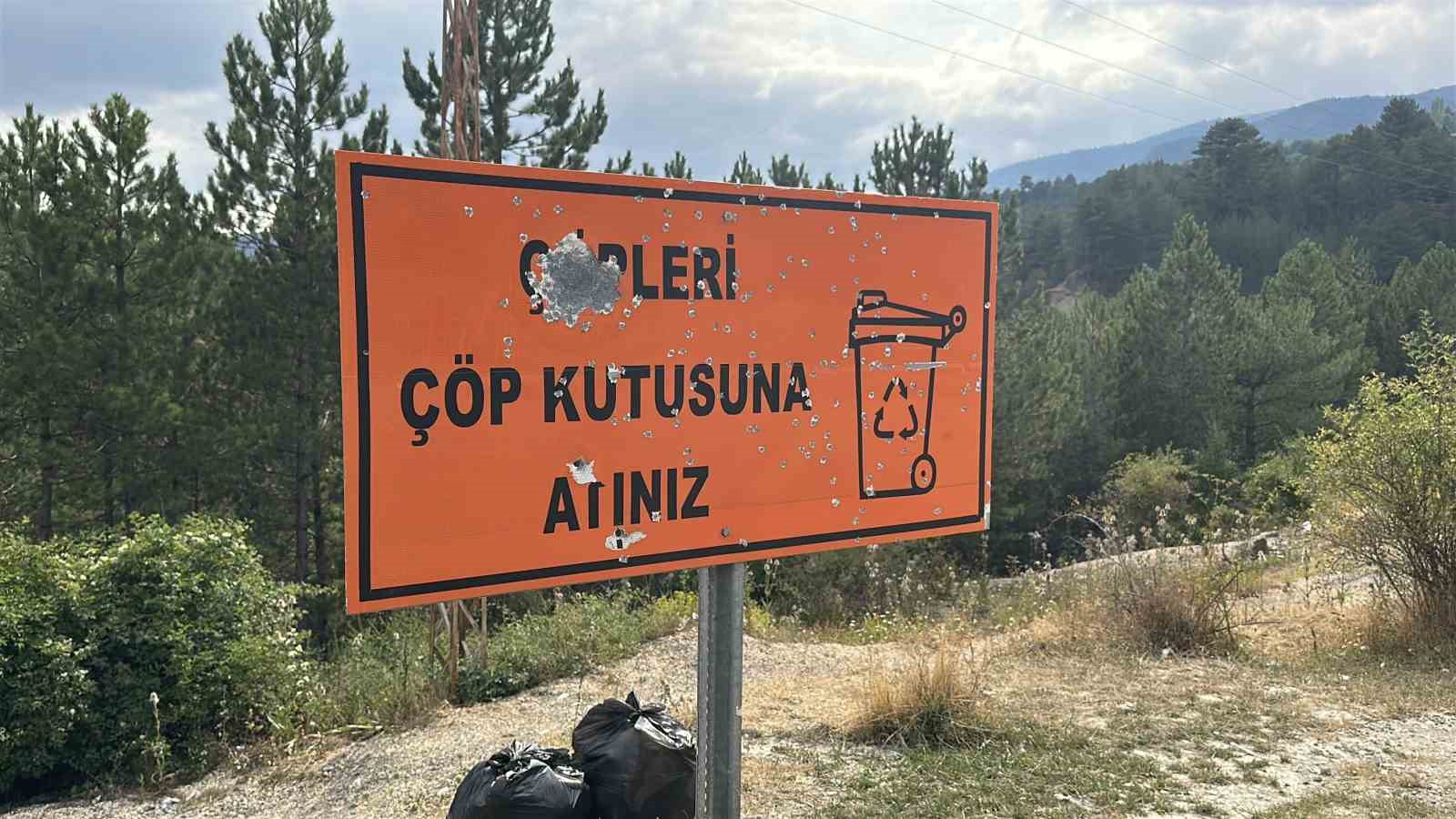 d100-karayolunun-yanindaki-ormandan-200-torba-cop-cikti