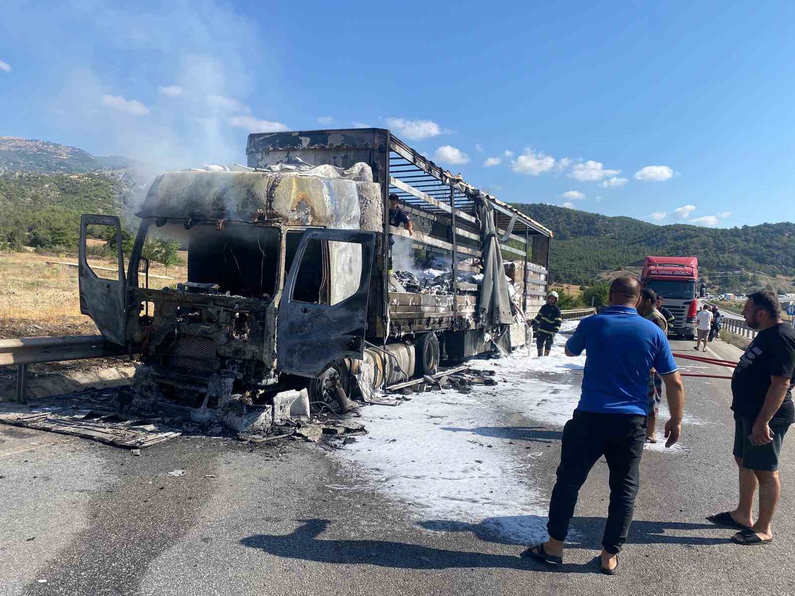 d100de-seyir-halindeki-tir-alev-alev-yandi