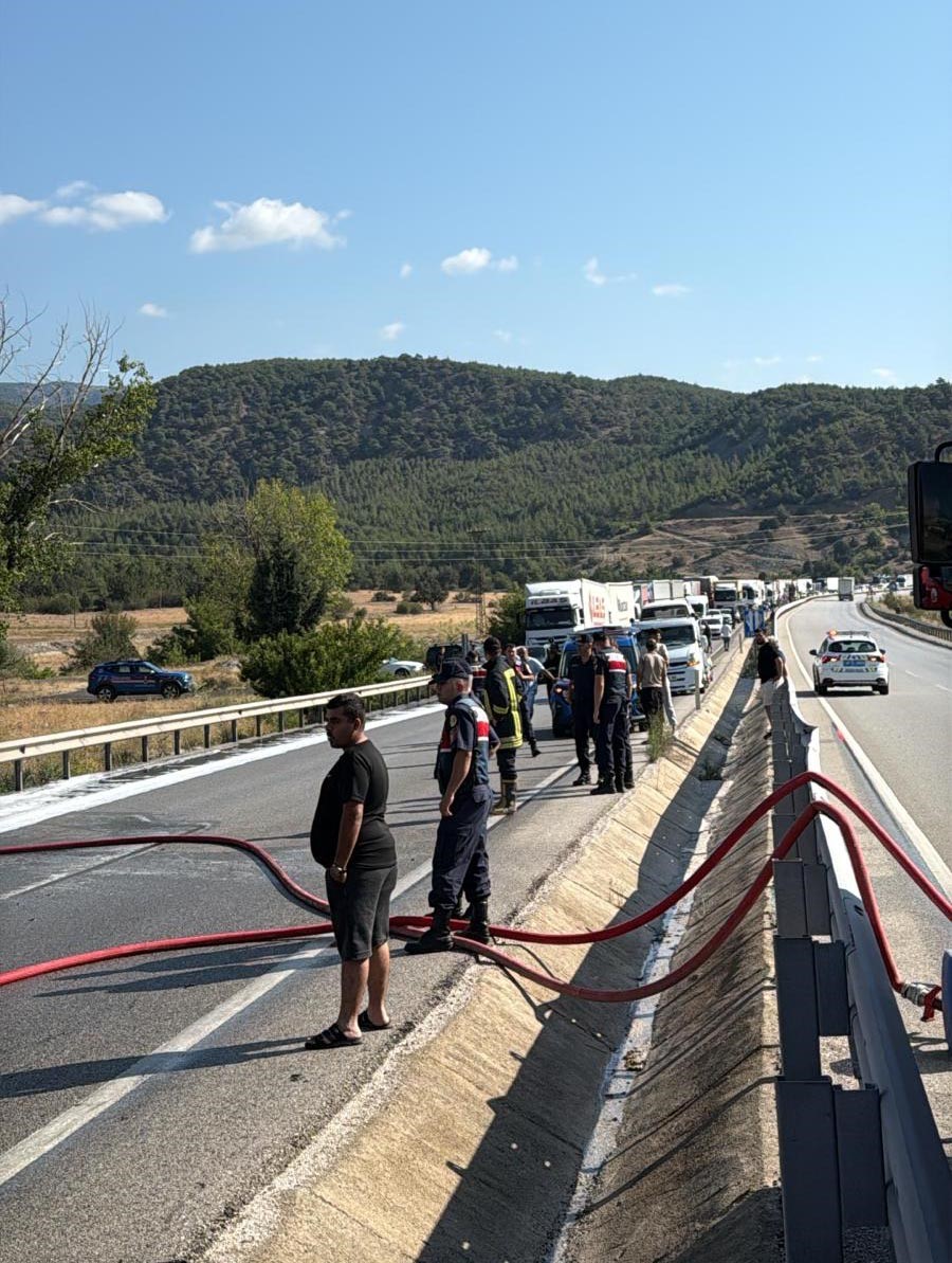 d100de-seyir-halindeki-tir-alev-alev-yandi