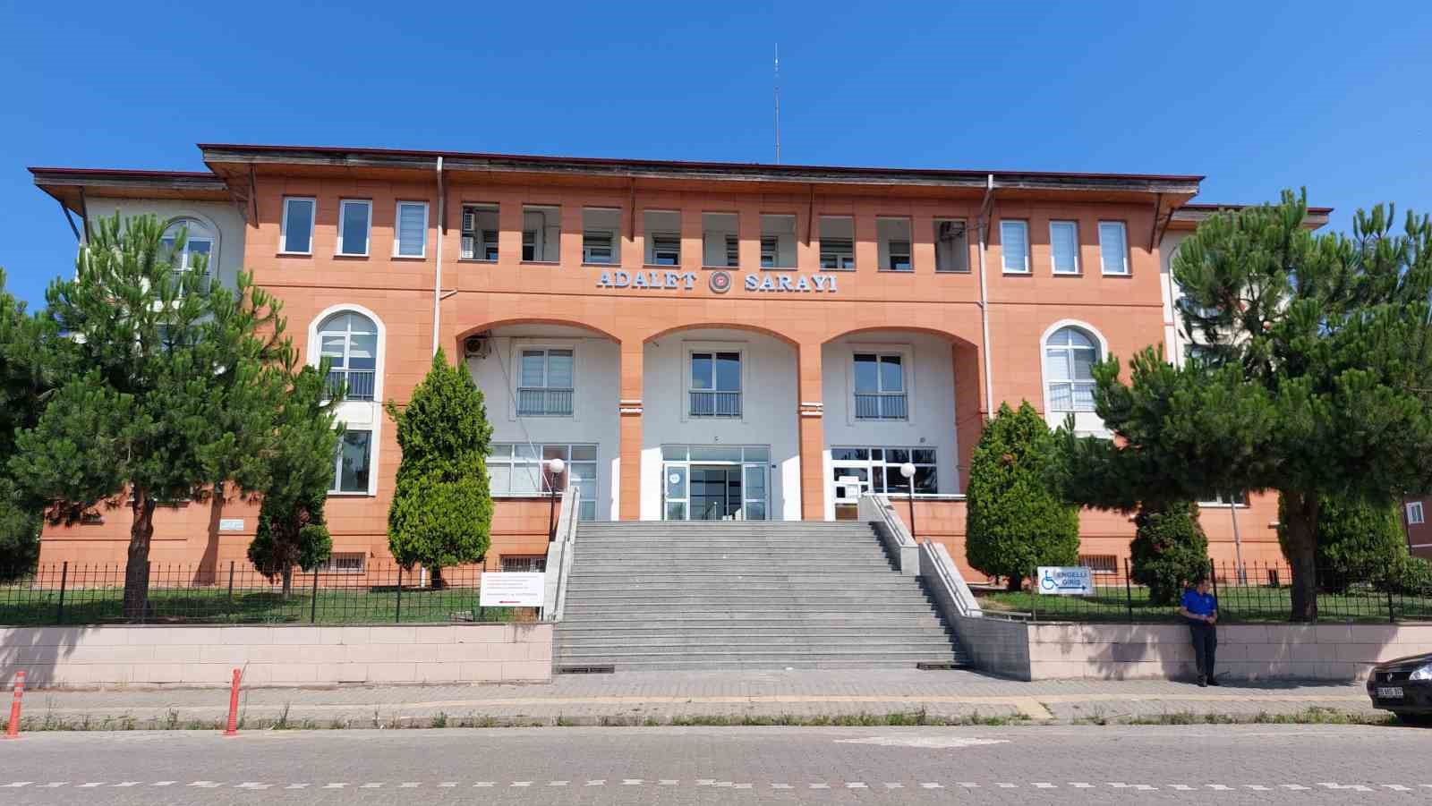 evinde-2-arkadasini-oldurup-teslim-oldu