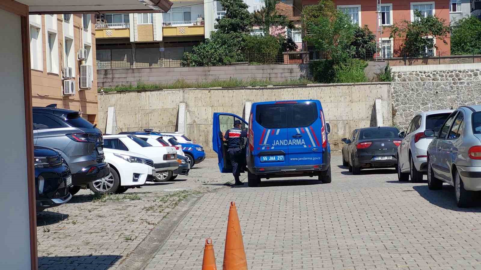 evinde-2-arkadasini-oldurup-teslim-oldu