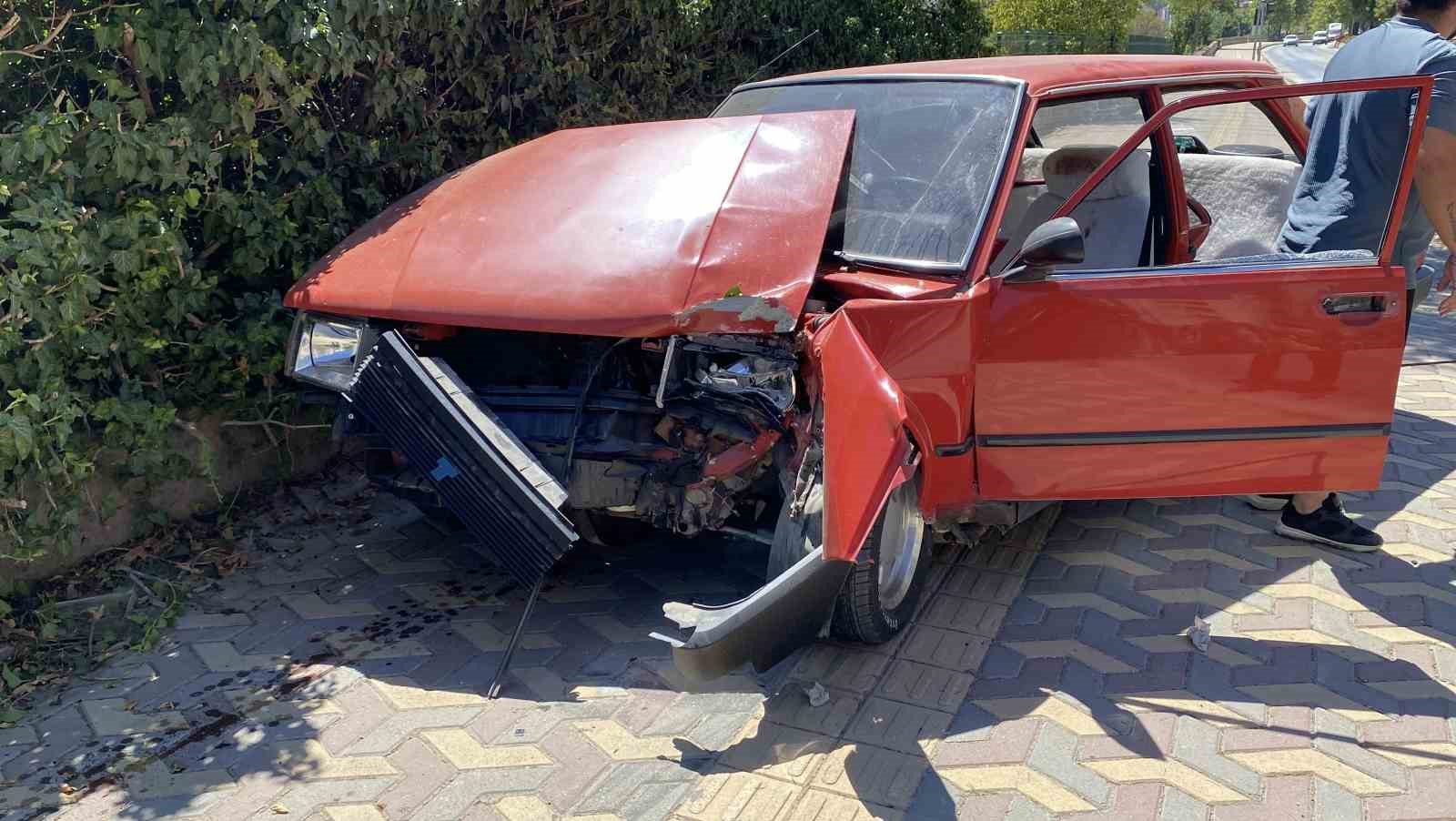 fiat-tofas-otomobil-once-araca-ardinda-beton-direge-carpti-1-yarali