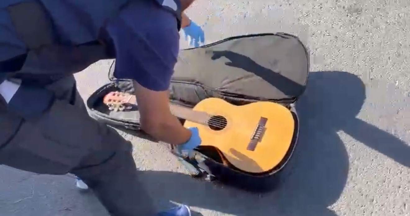 gitar-cantasindaki-cips-paketinden-uyusturucu-cikti
