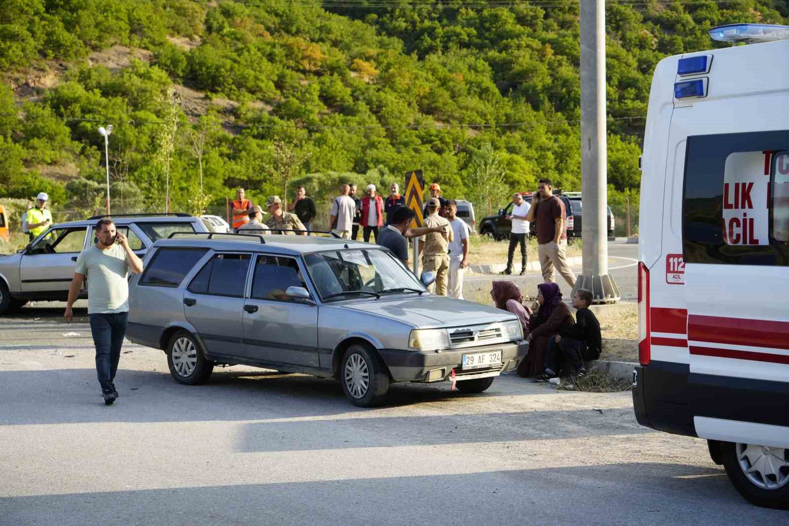 gumushane-trabzon-karayolunda-3-aracin-karistigi-kazada-2si-cocuk-7-kisi-yaralandi