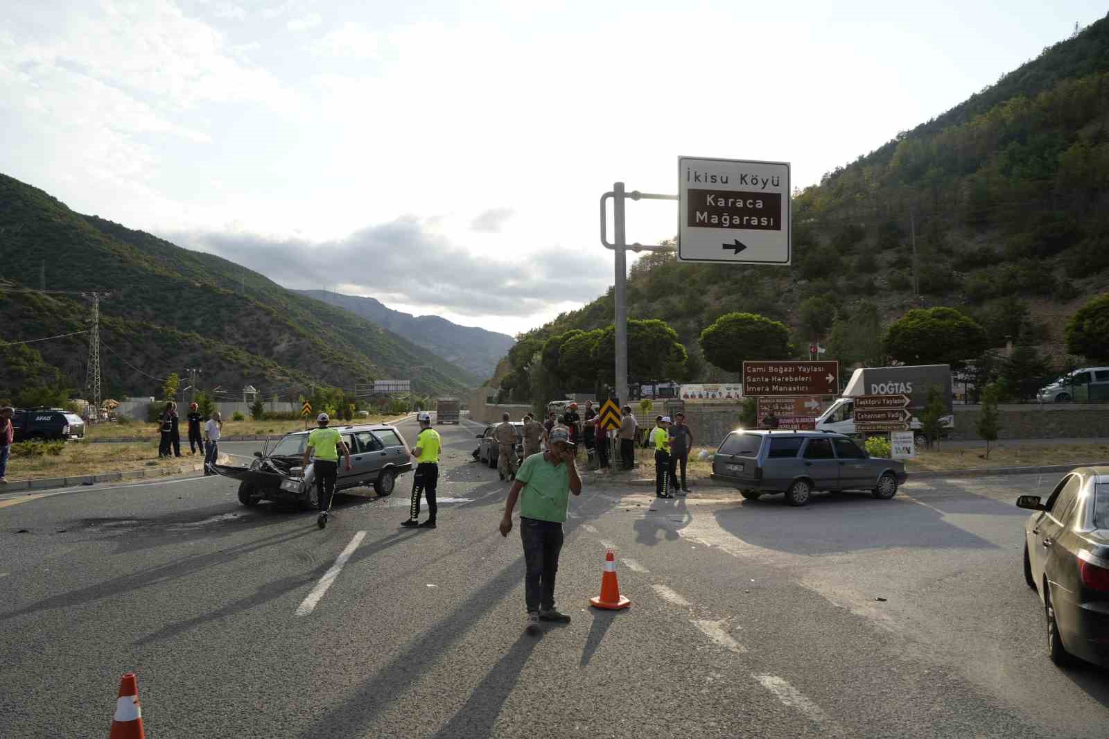gumushane-trabzon-karayolunda-3-aracin-karistigi-kazada-2si-cocuk-7-kisi-yaralandi