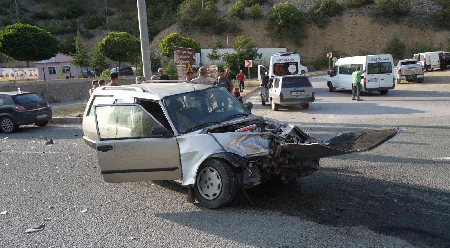 gumushane-trabzon-karayolunda-3-aracin-karistigi-kazada-2si-cocuk-7-kisi-yaralandi