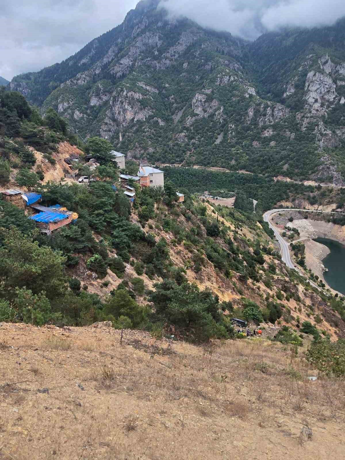 gumushanede-150-metrelik-sarampole-devrilen-panelvanin-surucusu-oldu