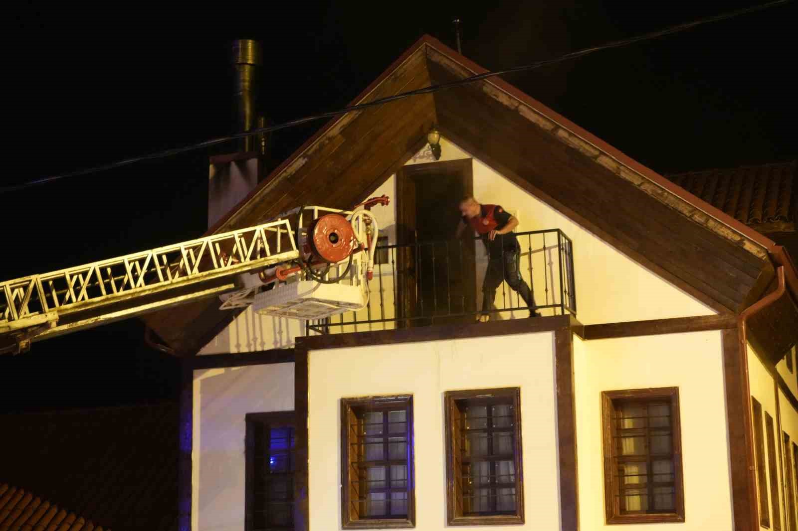 gumushanede-otelde-cikan-yangin-panige-neden-oldu
