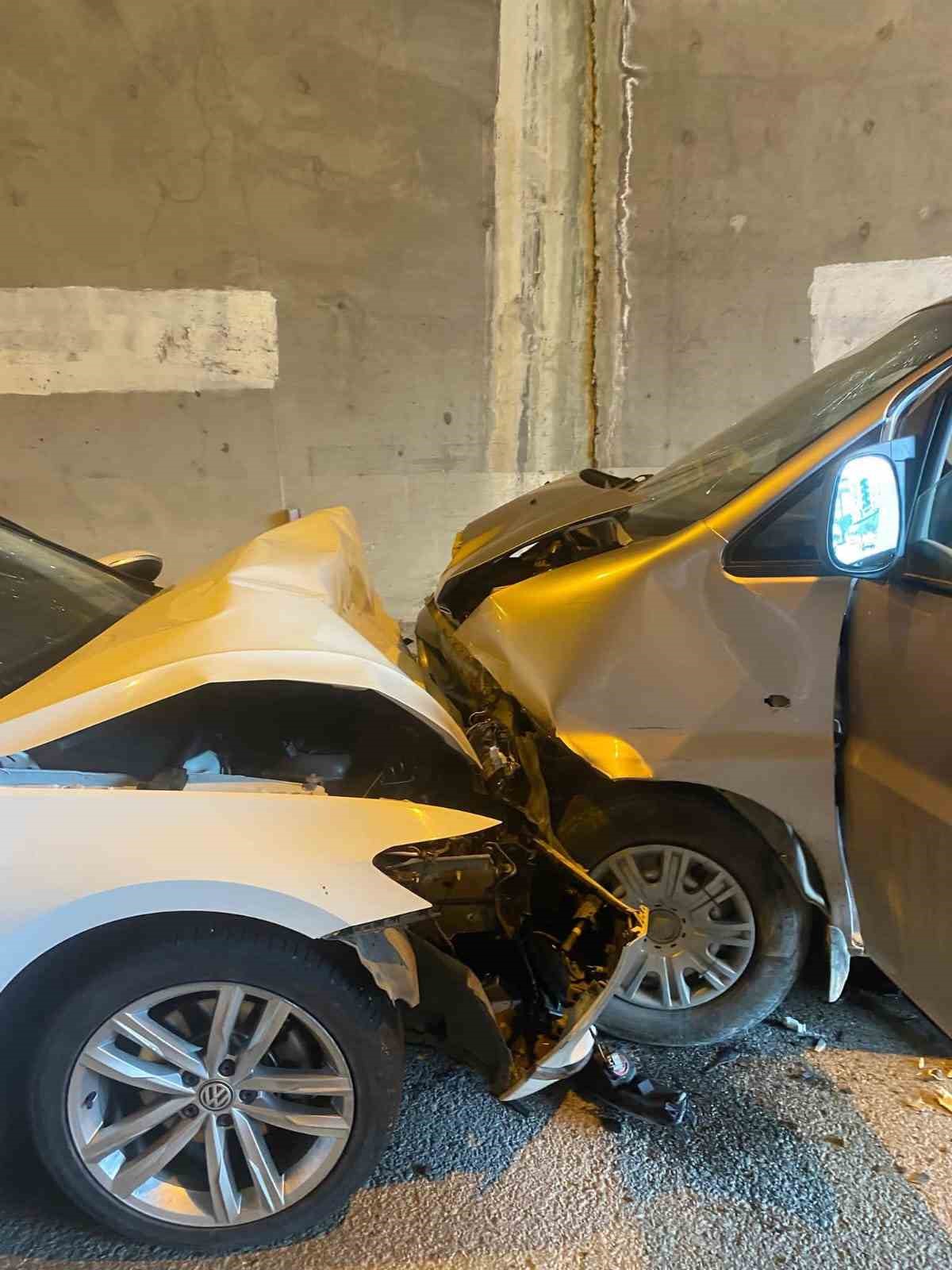 gumushanede-tunel-icinde-iki-arac-kafa-kafaya-carpisti-5-yarali