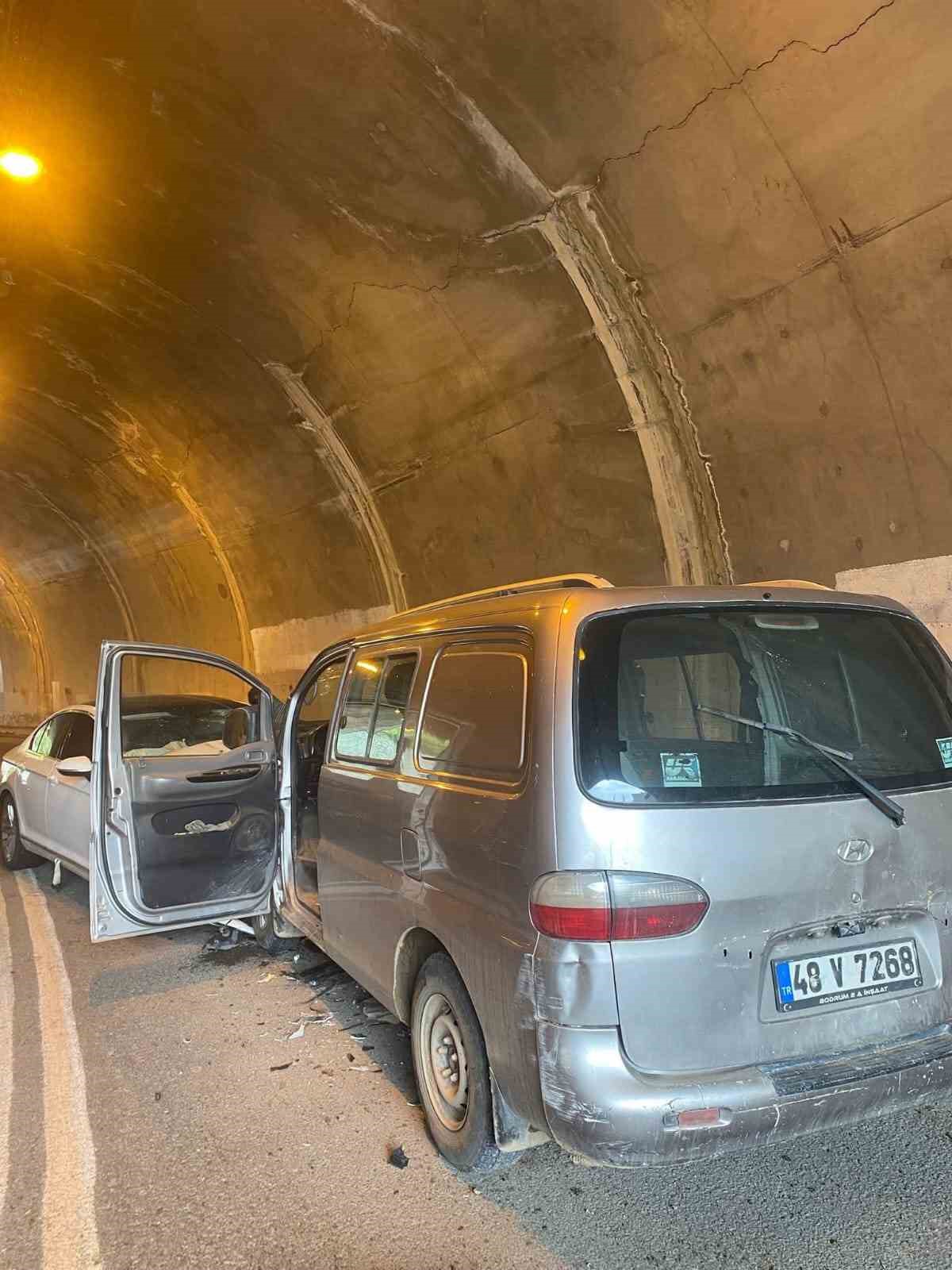 gumushanede-tunel-icinde-iki-arac-kafa-kafaya-carpisti-5-yarali