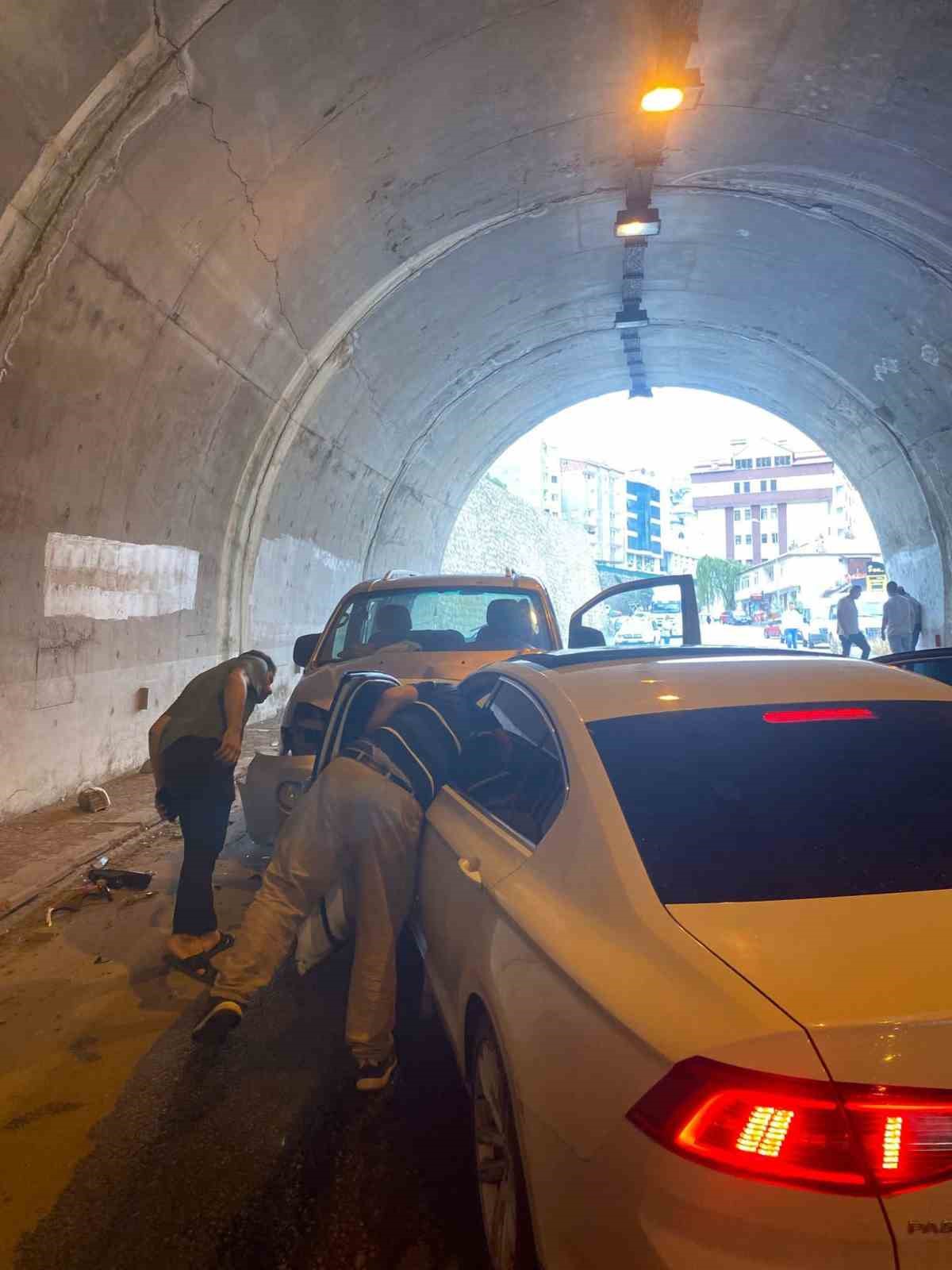 gumushanede-tunel-icinde-iki-arac-kafa-kafaya-carpisti-5-yarali