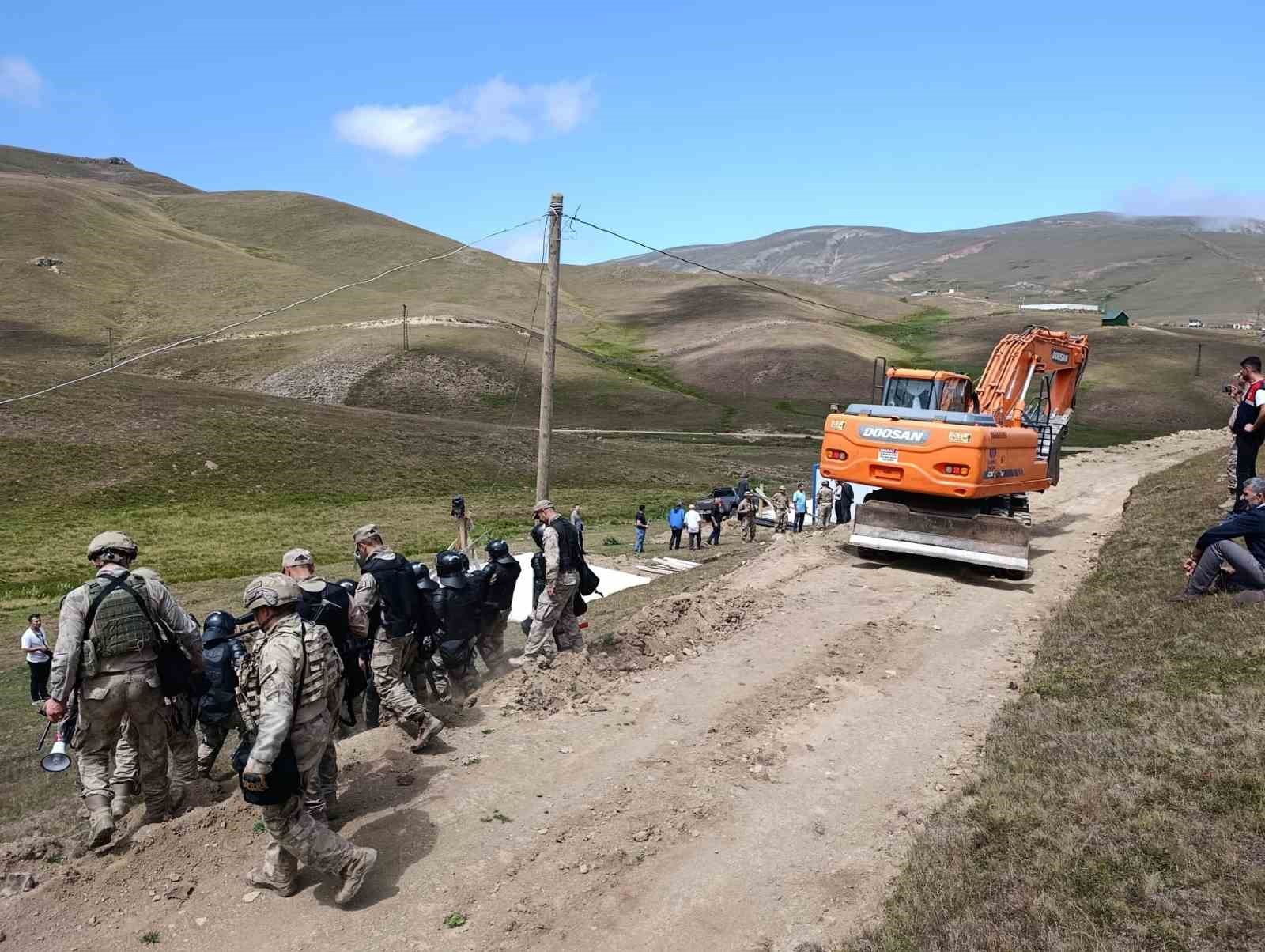 gumushanede-yayladaki-kacak-yapilar-yikiliyor