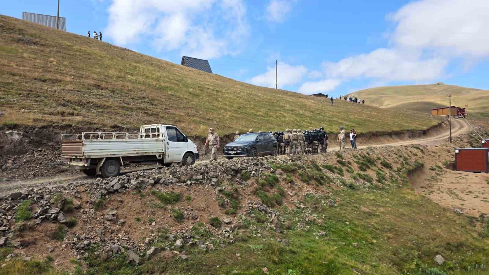 gumushanede-yayladaki-kacak-yapilar-yikiliyor
