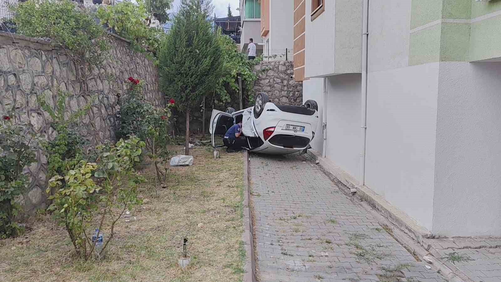 hafif-ticari-aracla-carpisan-otomobil-apartmanin-bahcesine-uctu-3-yarali