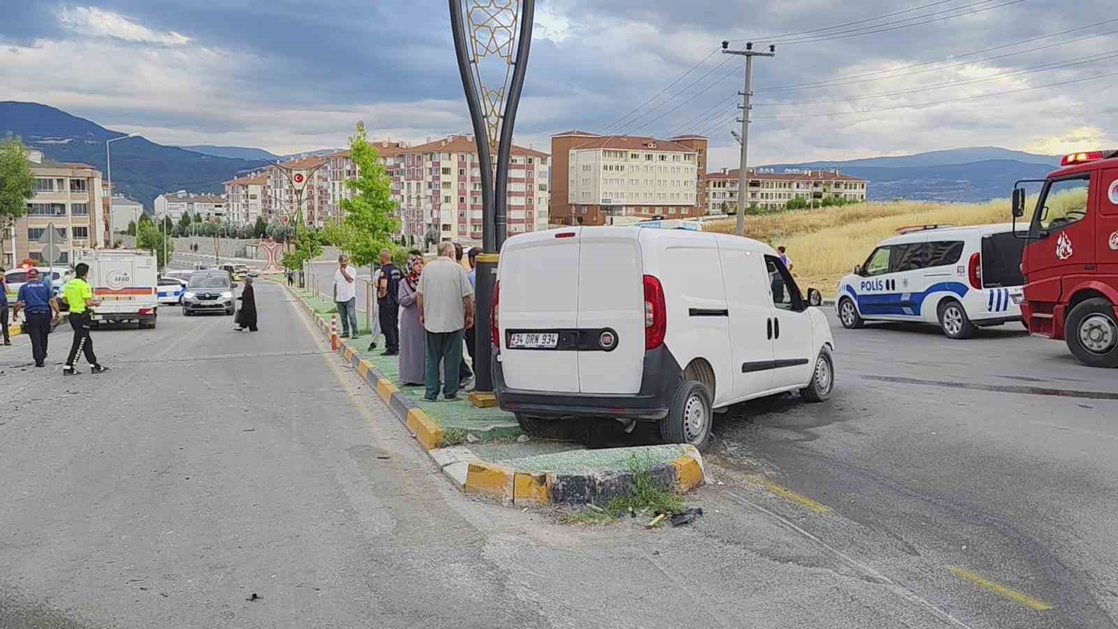hafif-ticari-aracla-carpisan-otomobil-apartmanin-bahcesine-uctu-3-yarali