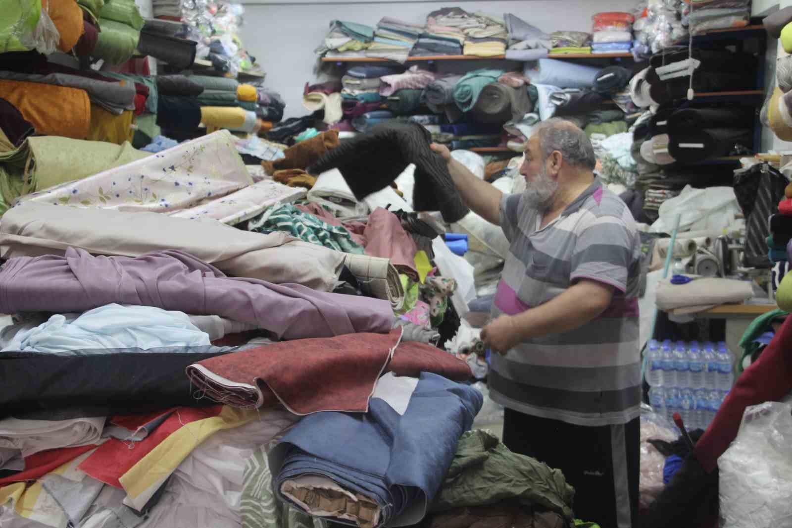 hastane-muduruyken-kumas-bagimlisi-oldu-dukkani-daginiklikla-dikkat-cekiyor