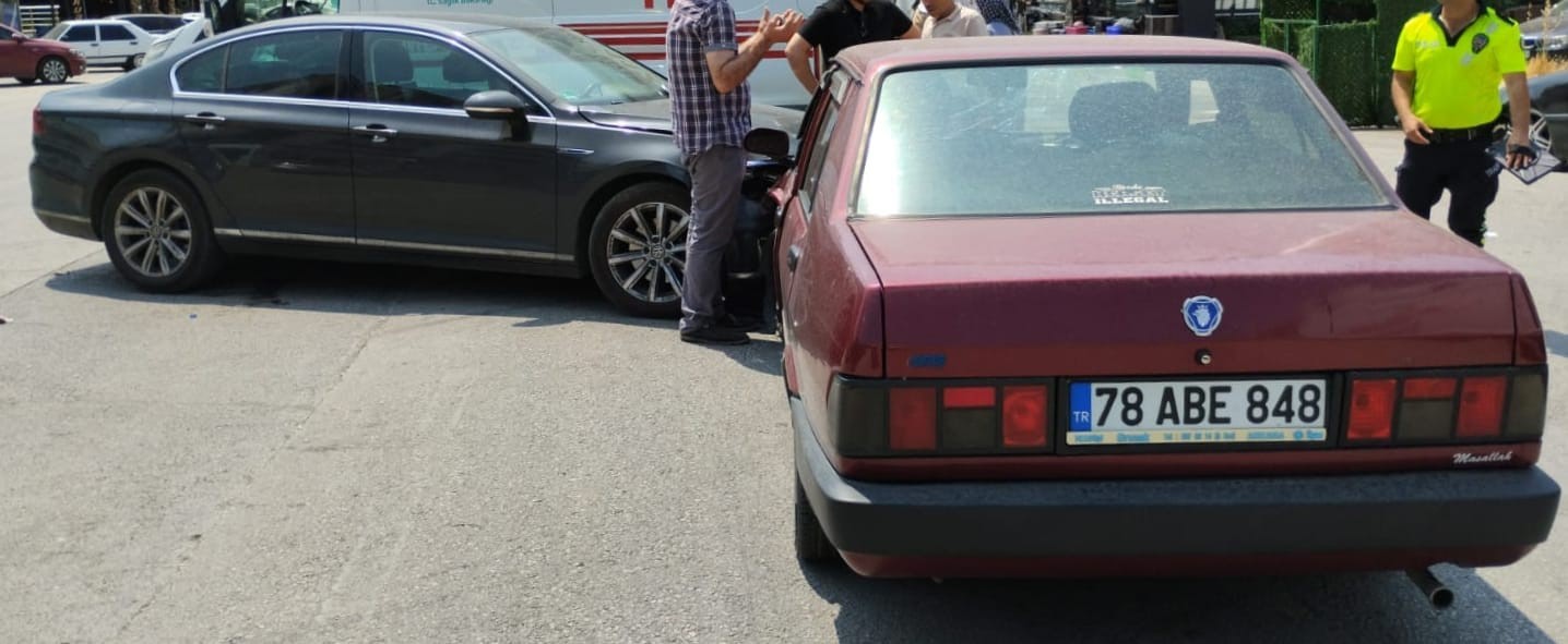 iki-otomobilin-carpistigi-kaza-kamerada-3-yarali
