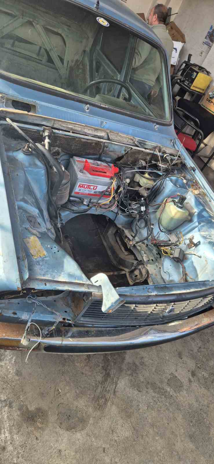 ilk-otomobilini-41-yil-sonra-hurda-halde-bulup-restore-ettirdi