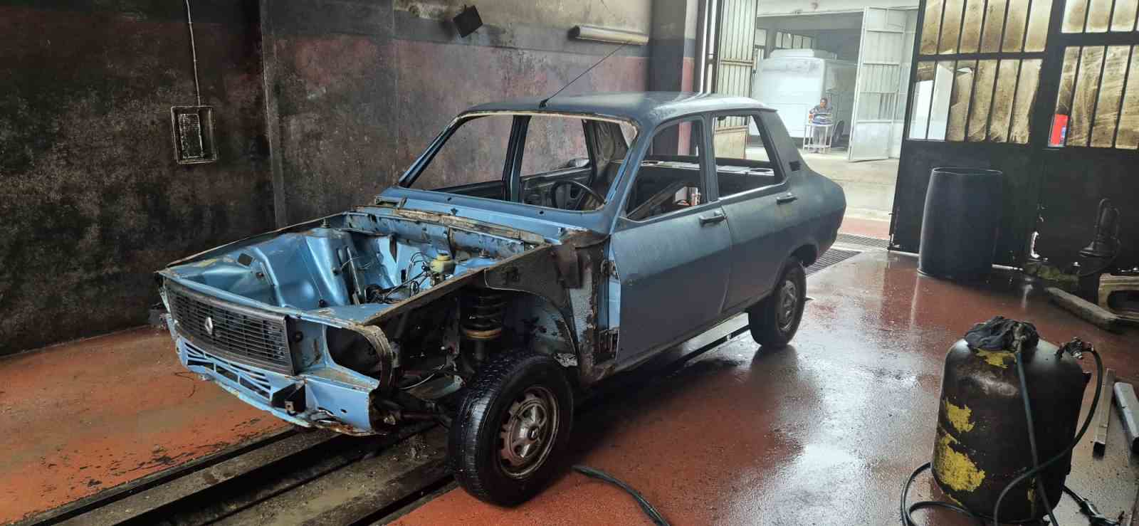 ilk-otomobilini-41-yil-sonra-hurda-halde-bulup-restore-ettirdi