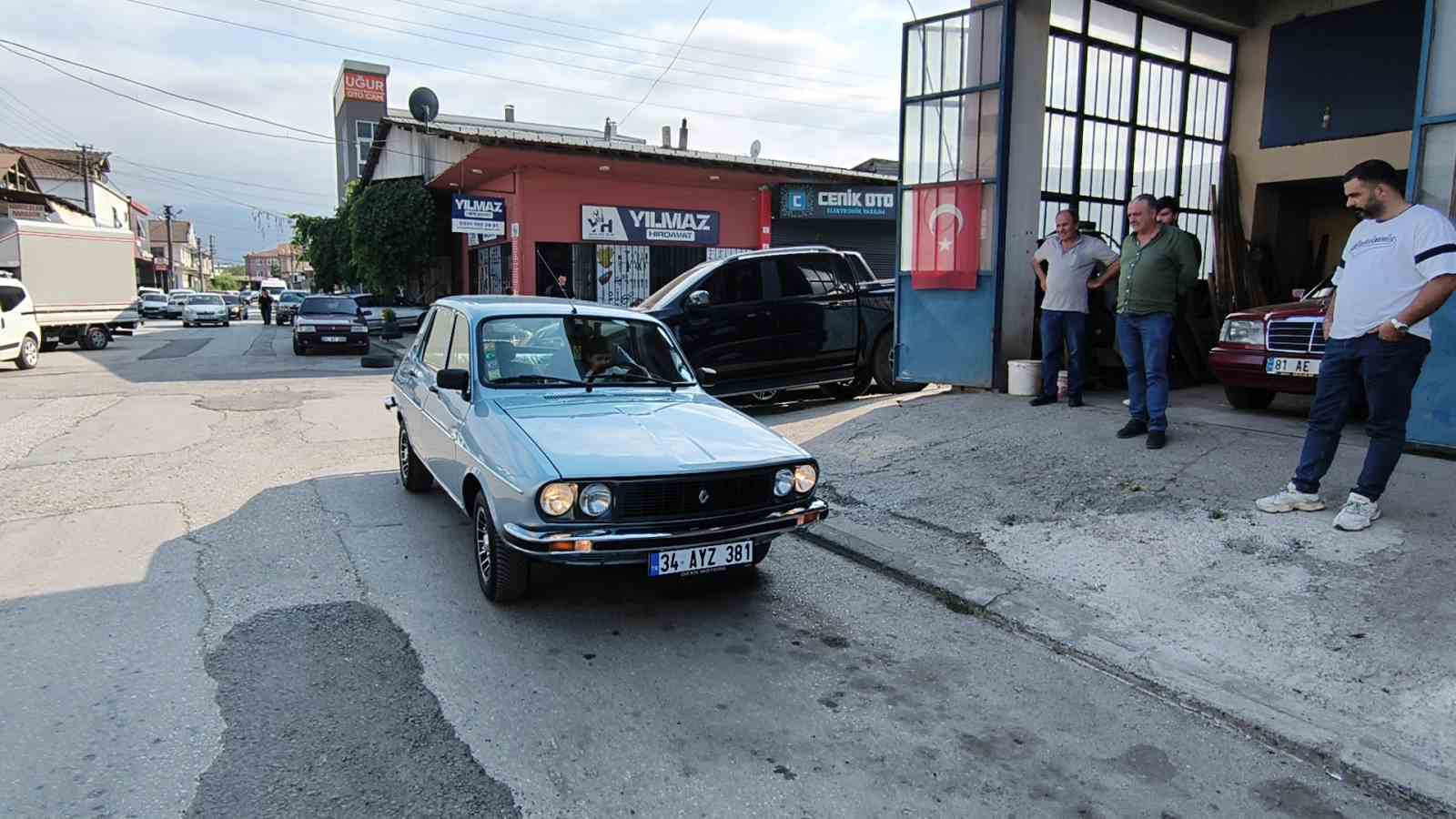ilk-otomobilini-41-yil-sonra-hurda-halde-bulup-restore-ettirdi
