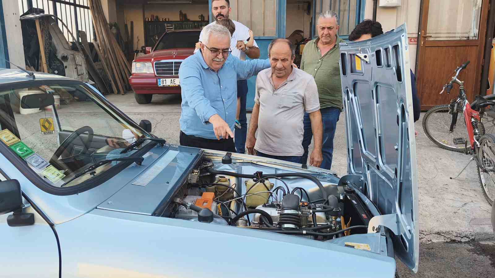 ilk-otomobilini-41-yil-sonra-hurda-halde-bulup-restore-ettirdi
