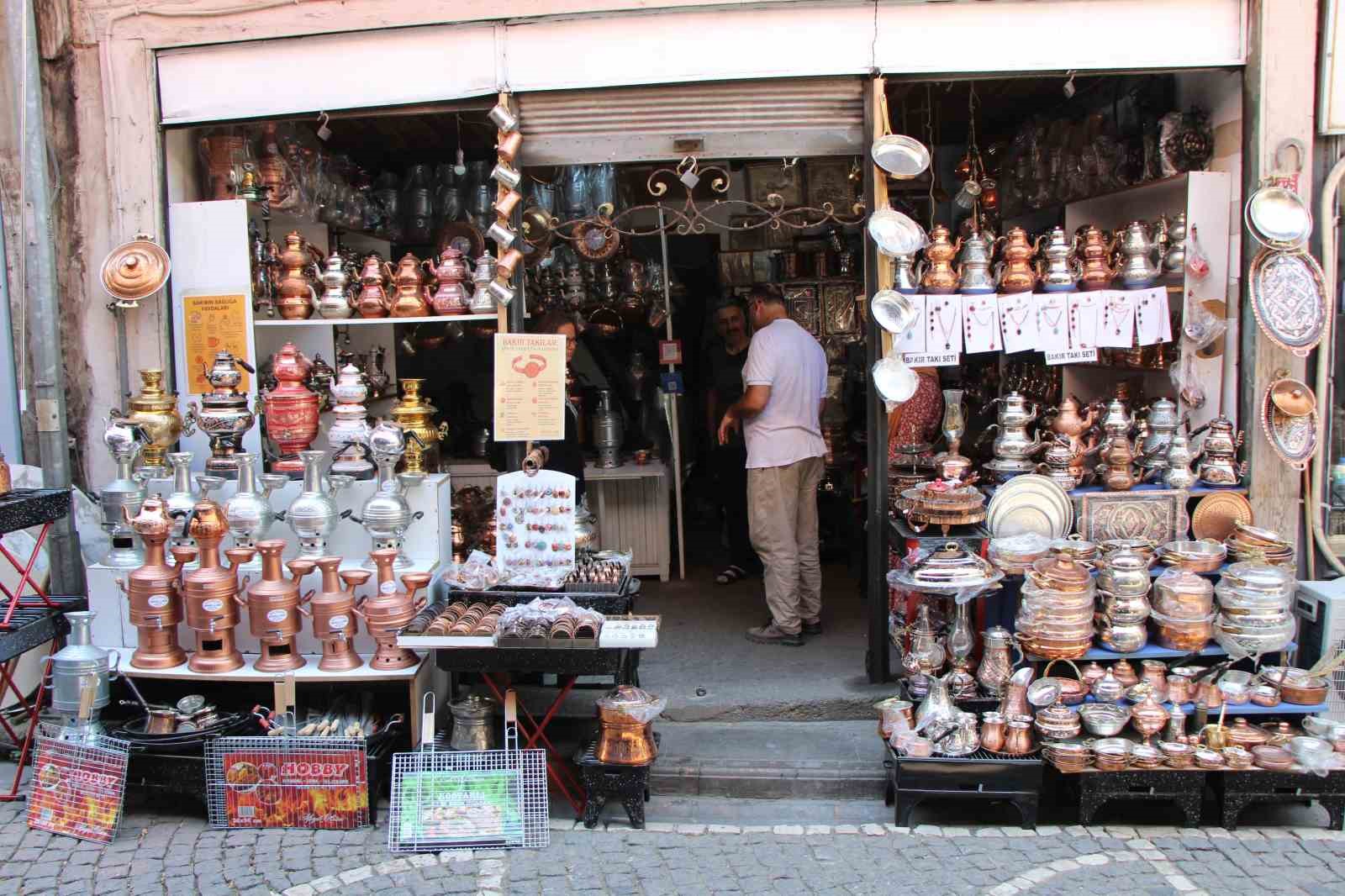istanbulda-taksiciligi-birakip-memleketine-dondu-sehrin-son-semavercisi-oldu