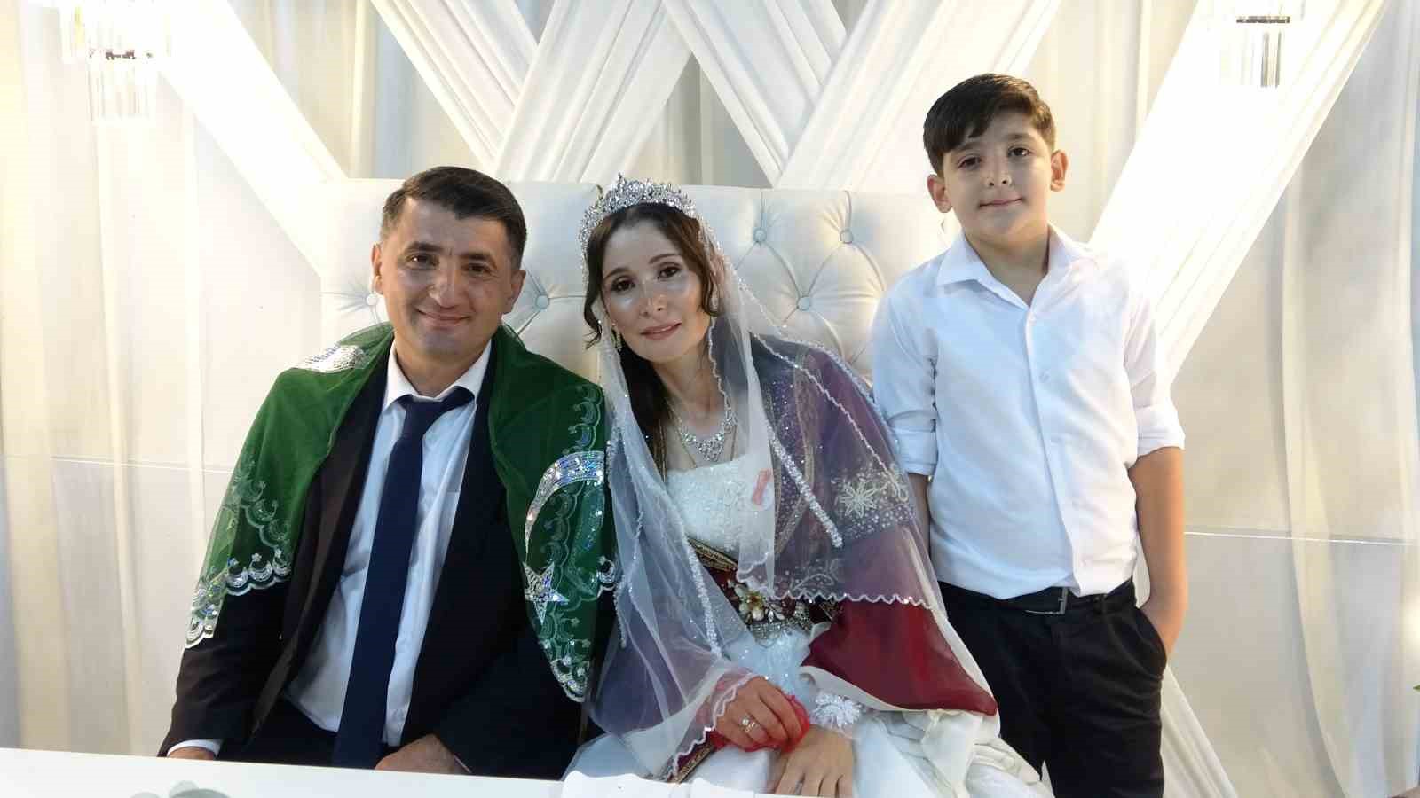 kacarak-evlendiler-17-yil-sonra-dugunlerini-yaptilar