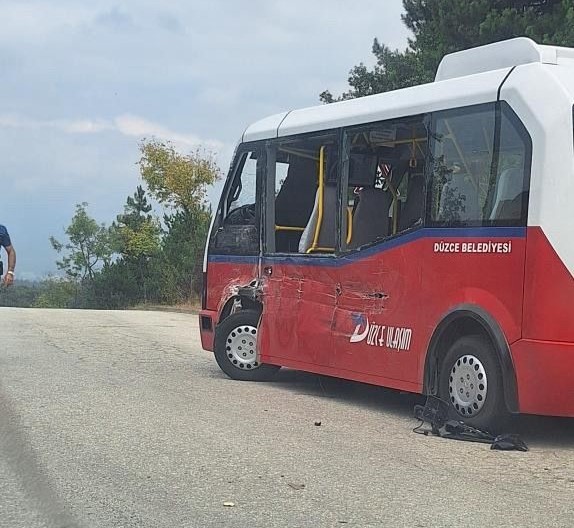 kamyon-ile-minibus-carpisti-4-kisi-yaralandi
