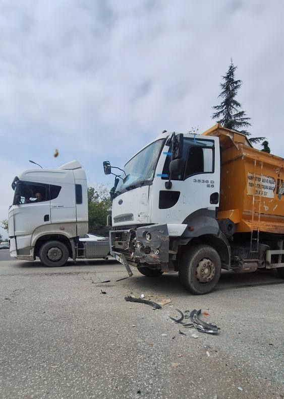 kamyon-ile-minibus-carpisti-4-kisi-yaralandi